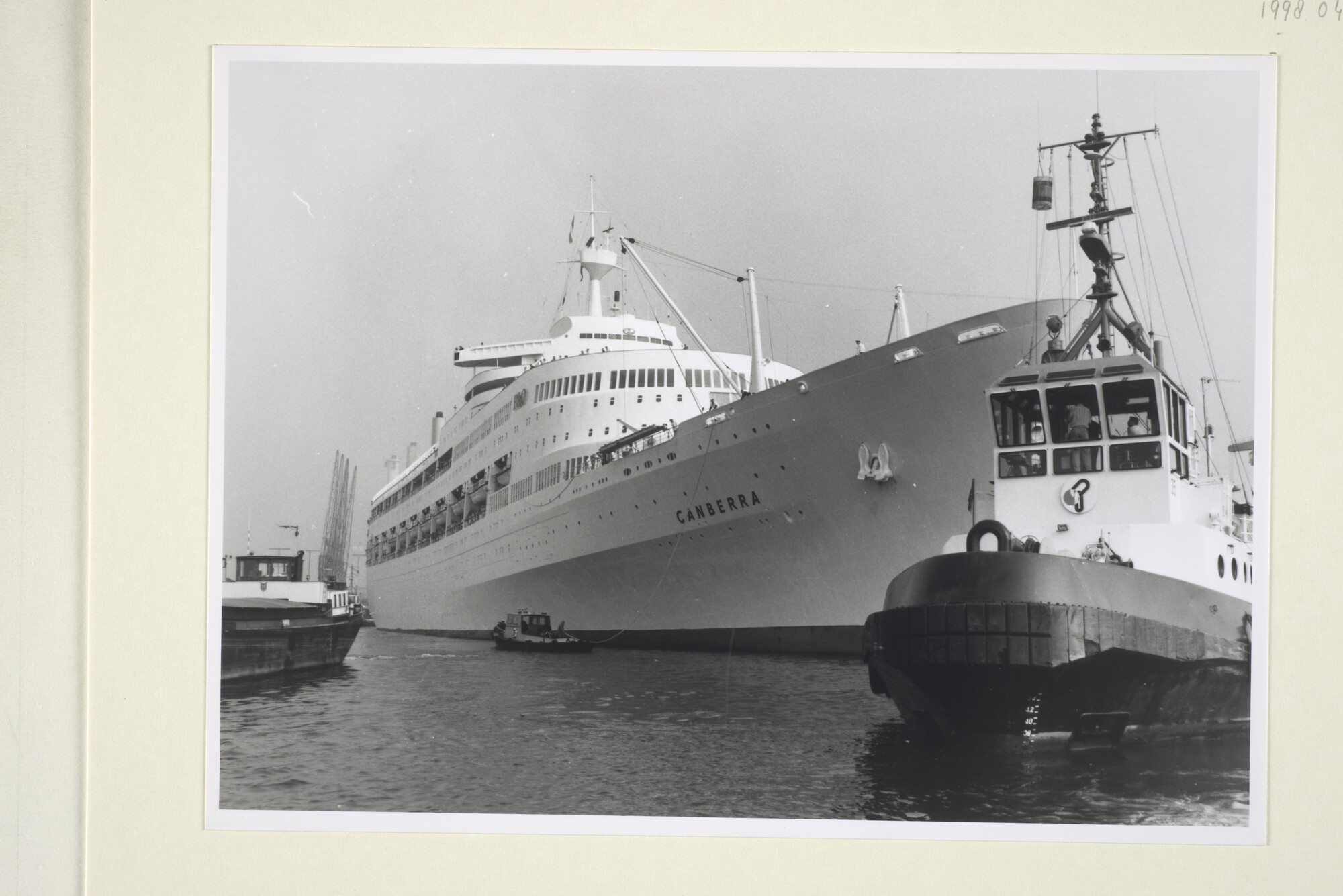 1998.0455; Fotos van het Britse cruiseschip t.e. Canberra van P & O gezien bij [...]; fotoreportage