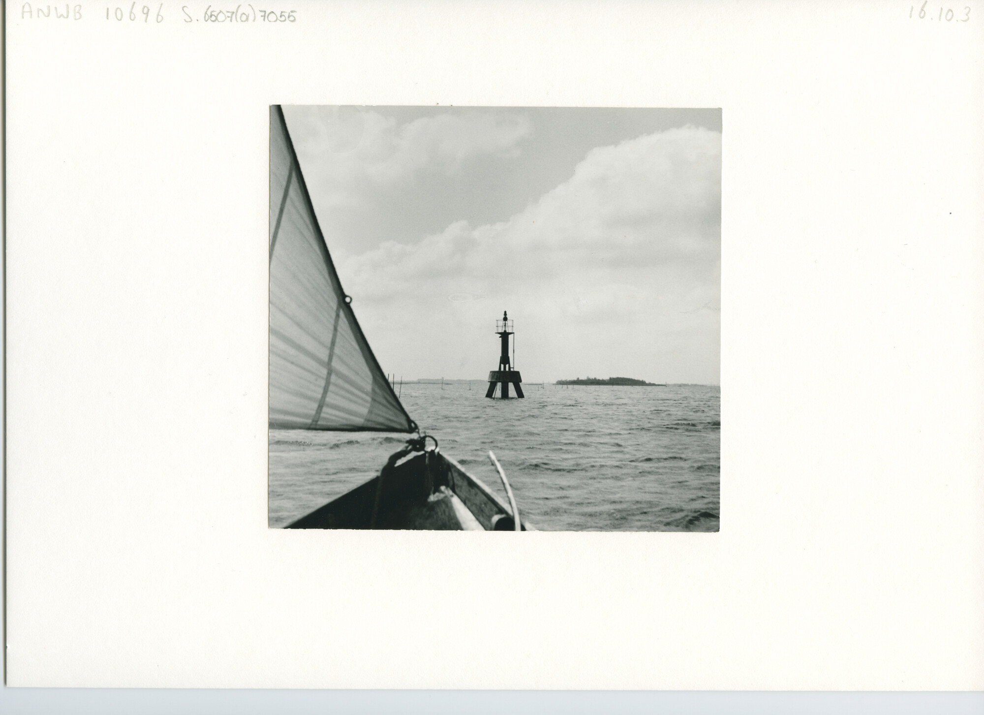 S.6507(01)7055; Foto van talrijke bakens en eilandjes tussen Hardewijk en Elburg; foto