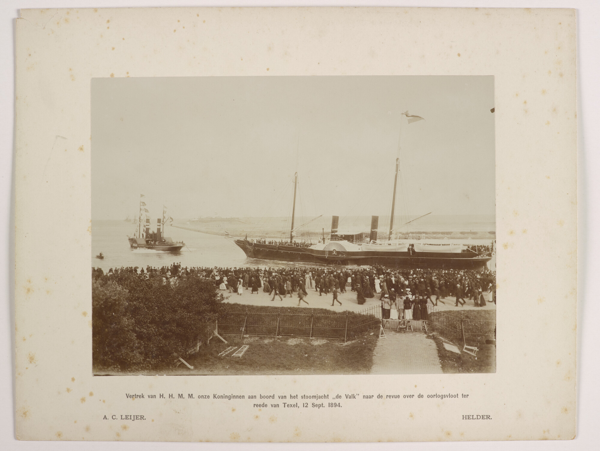 2017.0811-05; Kabinetfoto van stoomjacht De Valk met aan boord Koningin-Regentes Emma en Koningin Wilhelmina, op weg naar een vlootschouw ter rede van Texel; foto