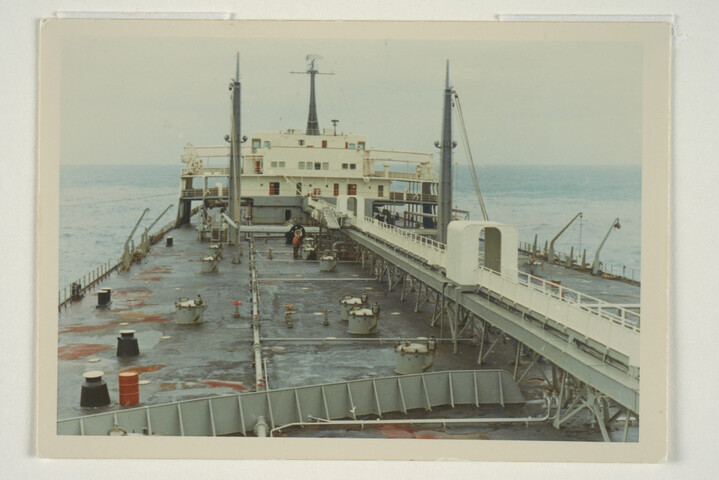 S.6546(05); Kleurenfoto van het vergaan van de 'Torrey Canyon' in maart 1967: het dek; foto