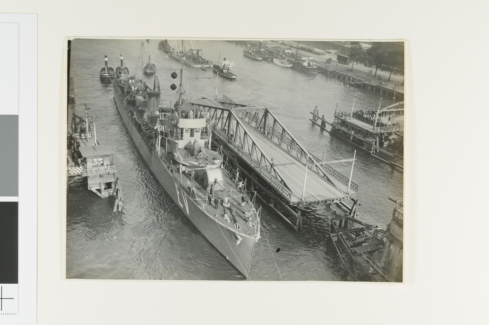 A.2867(01)060; De torpedobootjager Hr.Ms. 'Evertsen', bij de passage van een brug in Rotterdam; foto