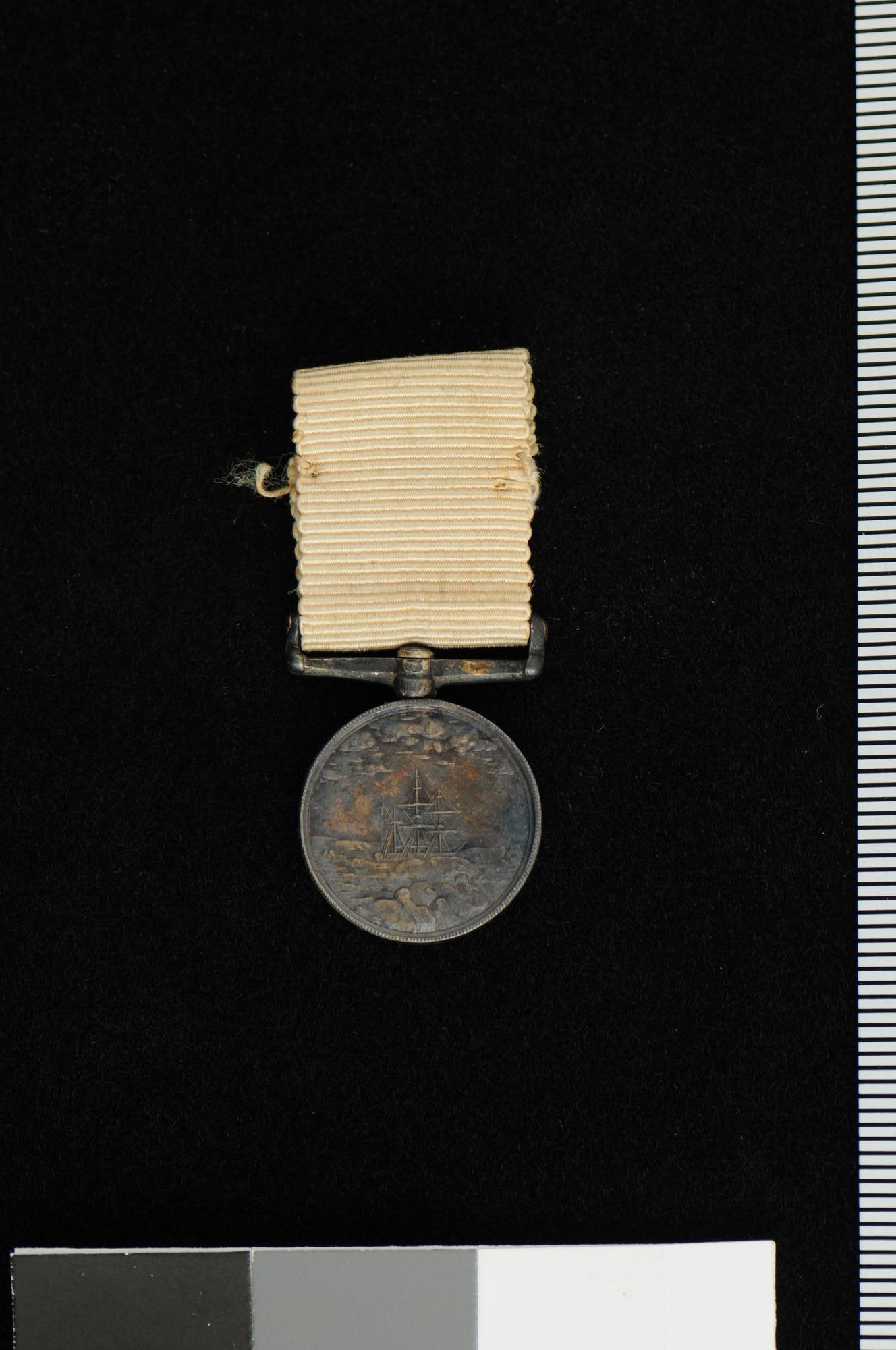 S.2956(03)5; Engelse Arctic Medal, uitgereikt aan luitenant-ter-zee tweede klasse L.R. Koolemans Beijnen, 1875-1876; onderscheiding