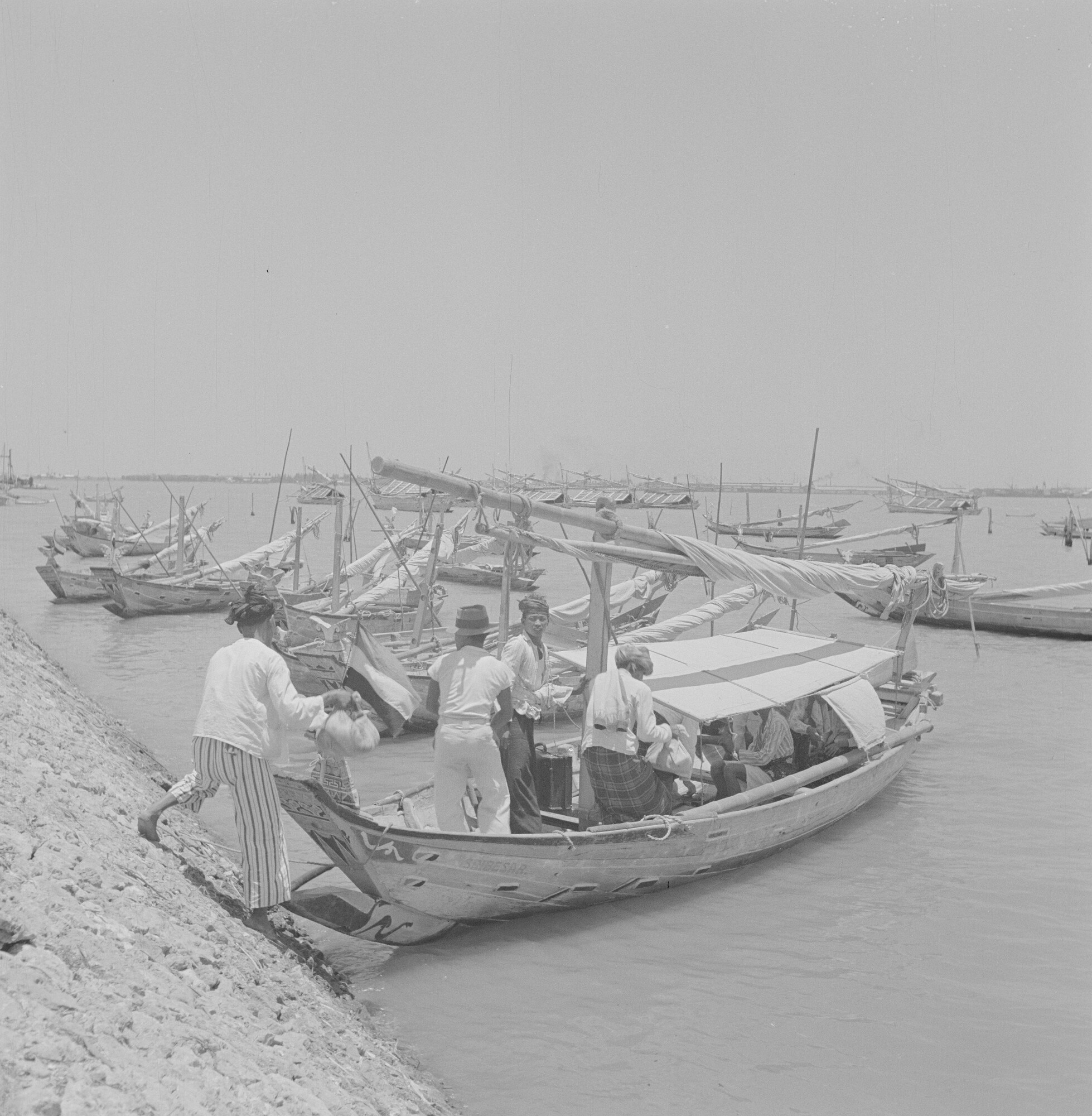 2015.3416; Negatief van bootjes in het Havenkanaal in Madoera (Madura); negatief