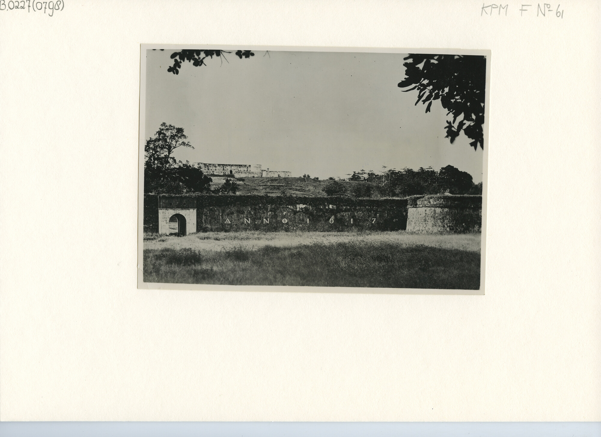 B.0227(0798); De ruÃ¯ne van het Fort Nassau, anno 1617, en (op de achtergrond op de heuvel) [...]; foto