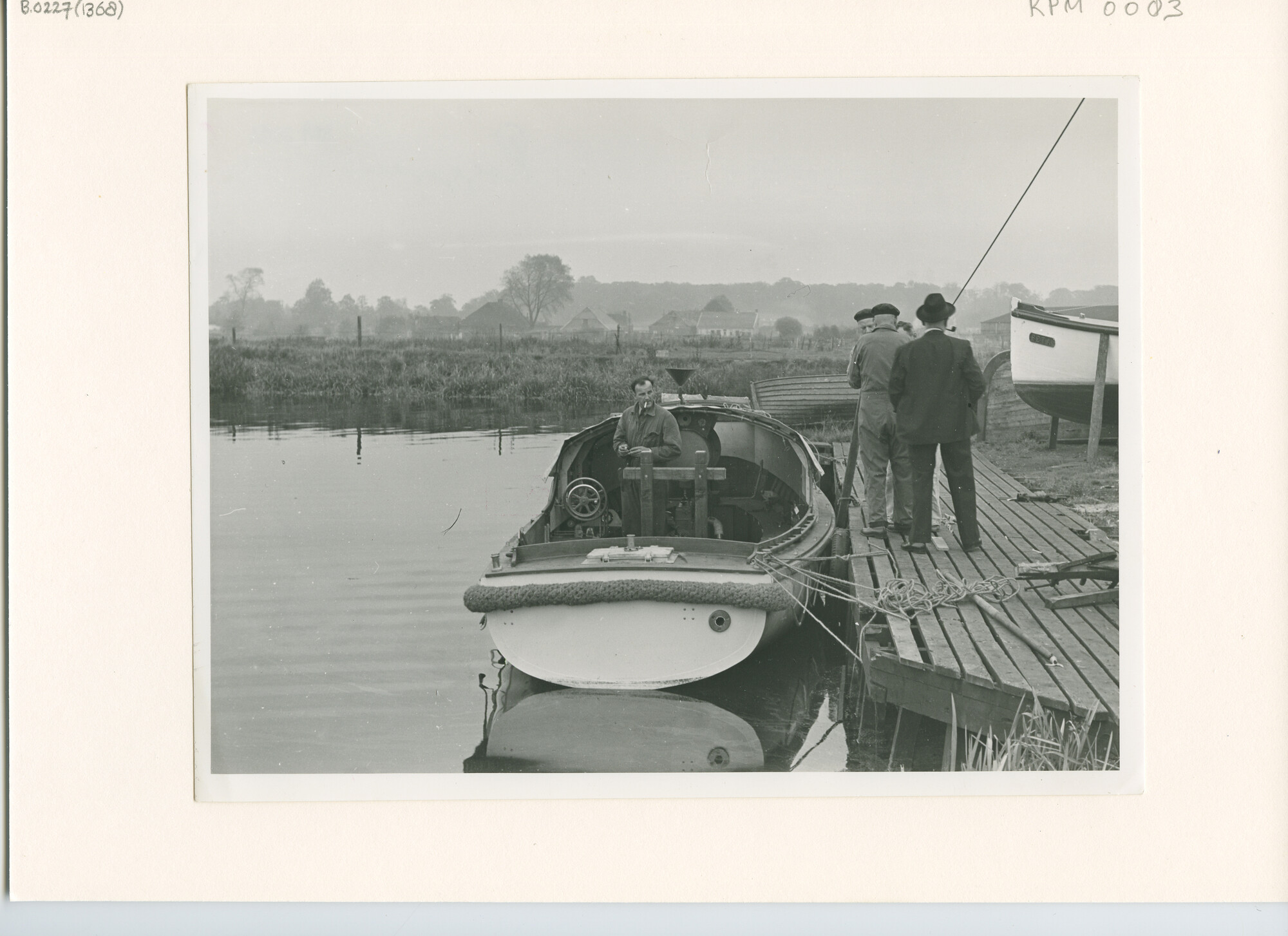 B.0227(1368); Eén van de reddingboten (met zeilvermogen) van ms. 'Roggeveen' afgemeerd langs een steiger; foto