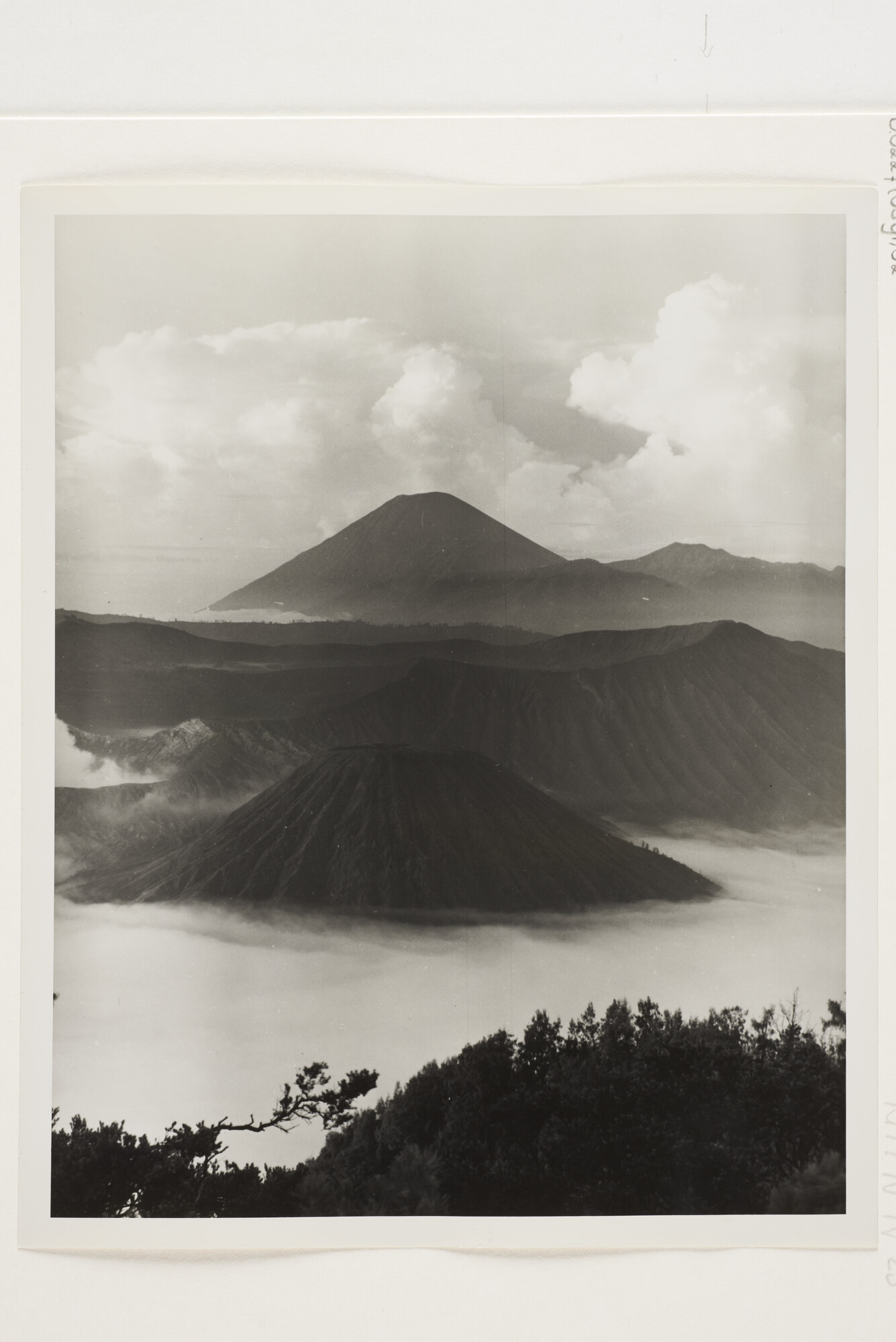 B.0227(0891)02; Landschapsfoto van de vulkaan Bromo (2295 meter hoogte) en omgeving; foto