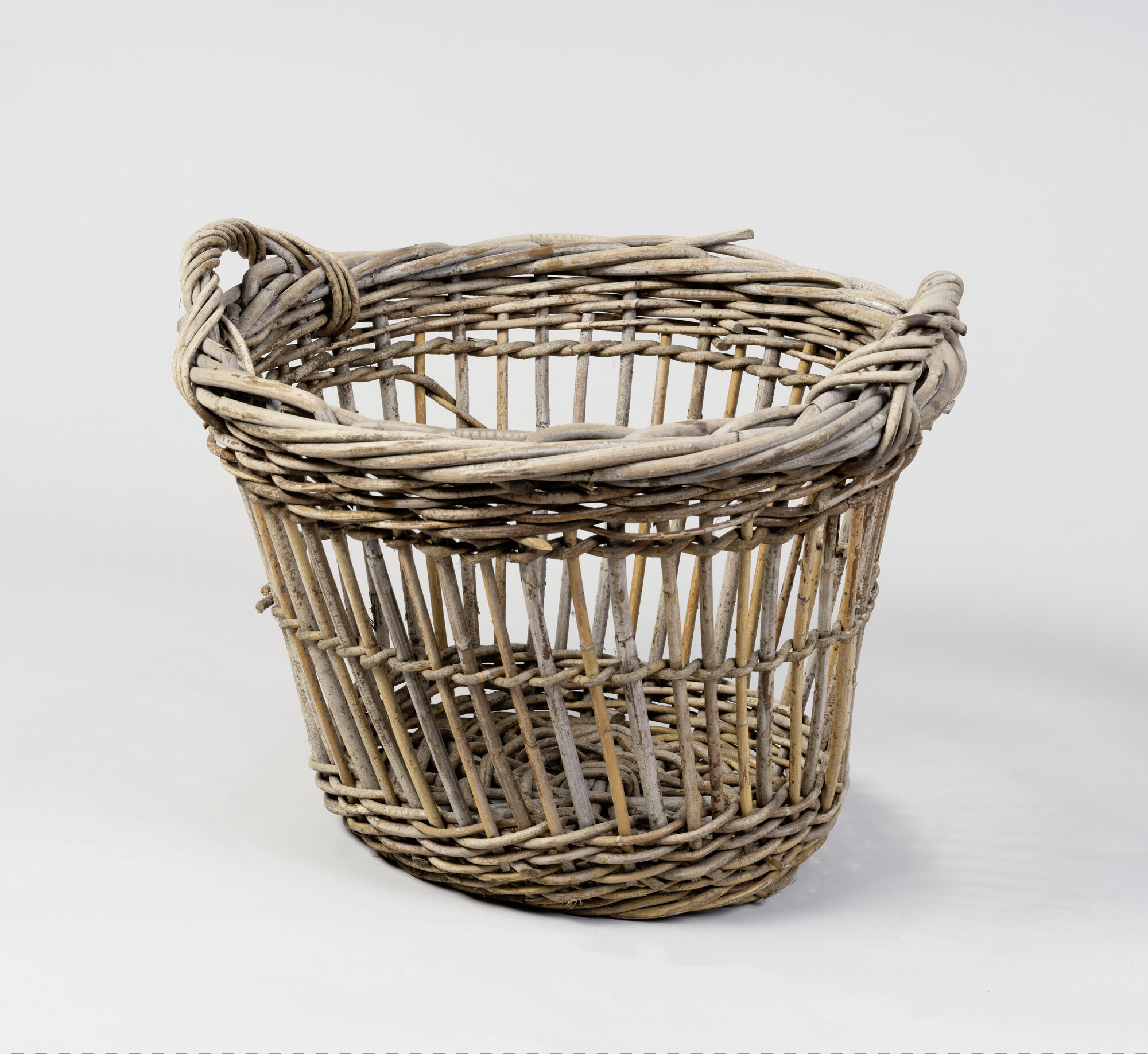 S.7397(01); Gevlochten haalmand met twee handgrepen; mand