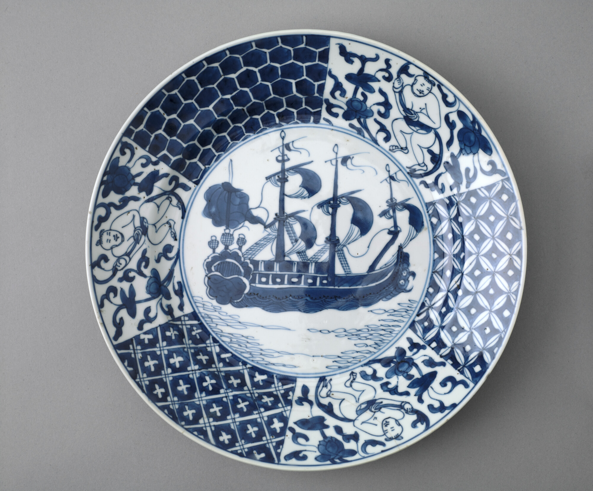 S.1809(01); Bord van Chinees porselein, met een voorstelling van een driemaster; plat bord