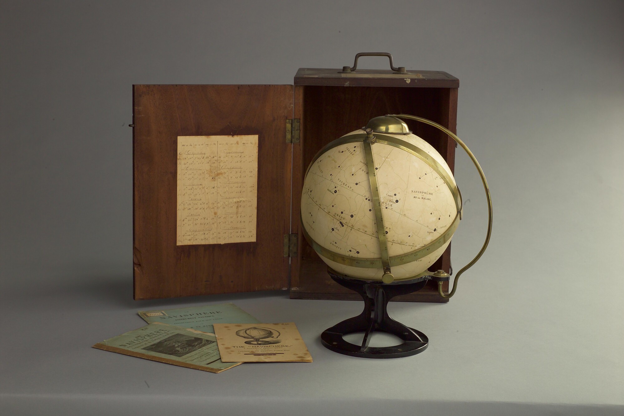 B.0024(01); Navisphere (hemelglobe) van ca. 23 cm. in doorsnede ontworpen door H. de Magnac, in originele houten kist; navisphere