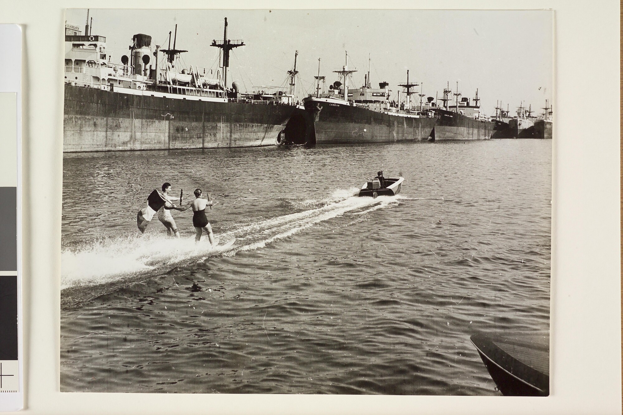 1997.4613; Demonstratie van waterskiën in het kanaal van Brugge (België); foto