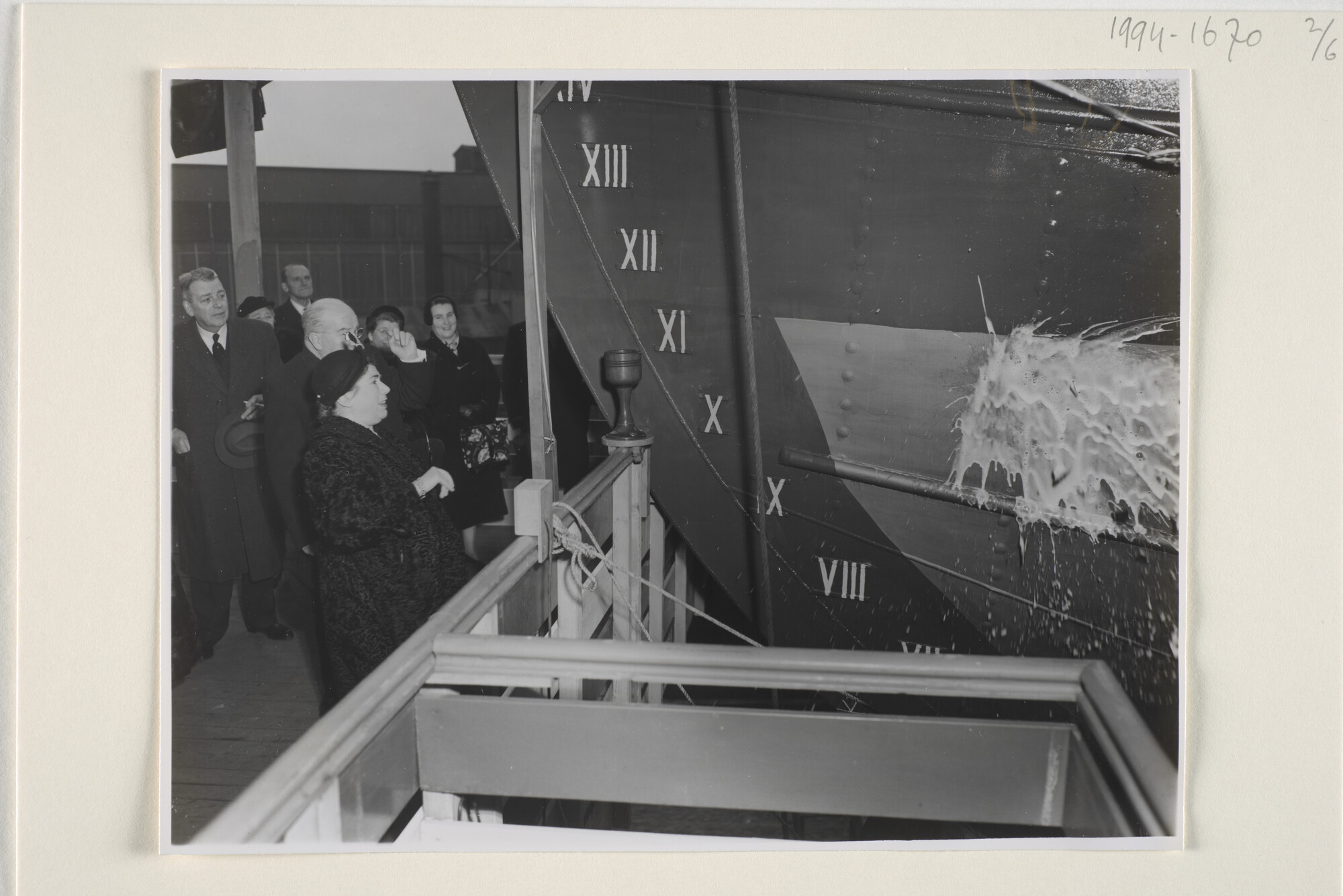 1994.1670; Foto's van de tewaterlating van ms. 'Roggeveen' bij NV; fotoreportage