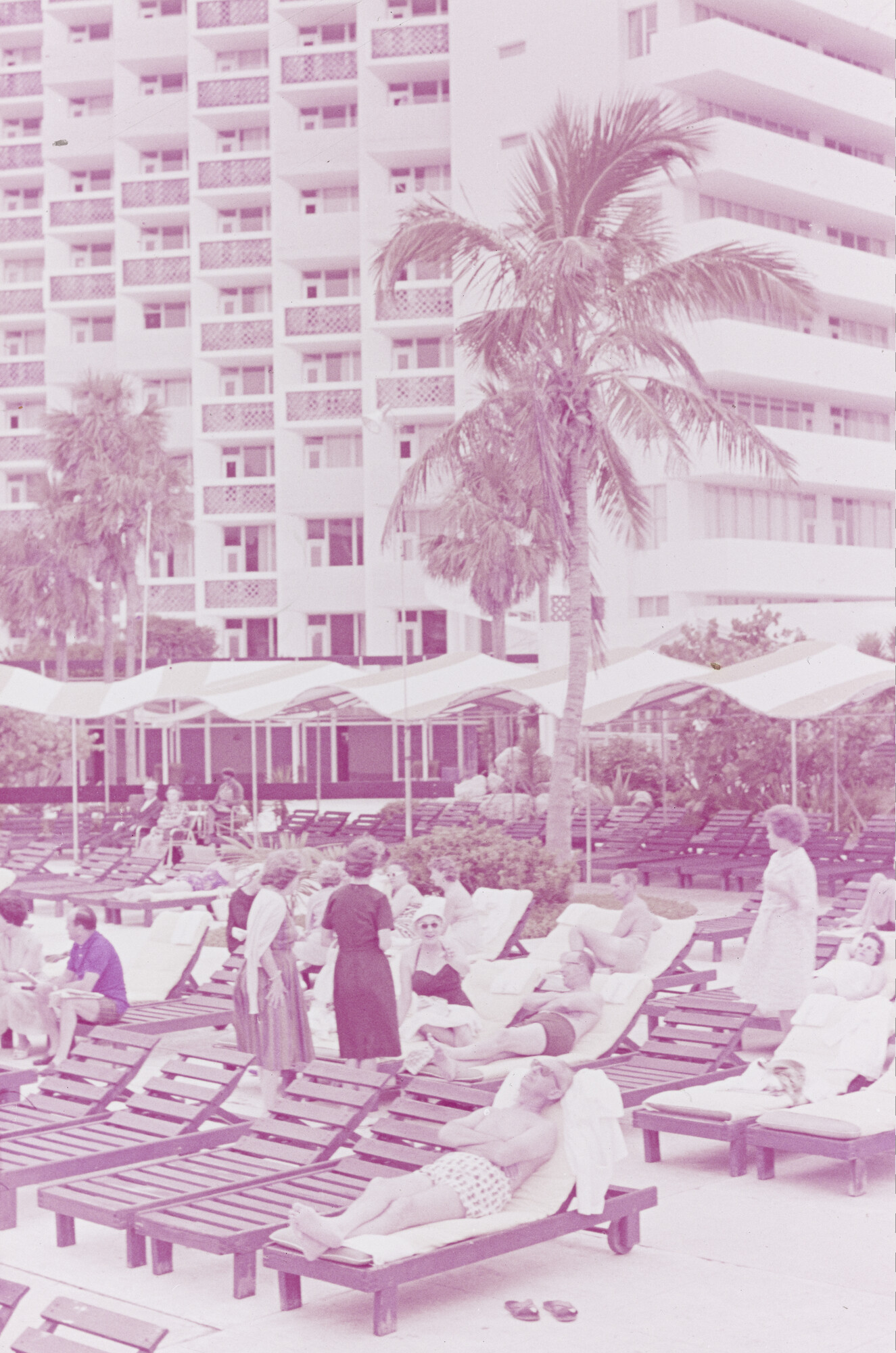 2015.0689; Dia van zonnende passagiers bij het Diplomat Hotel in Miami; diapositief