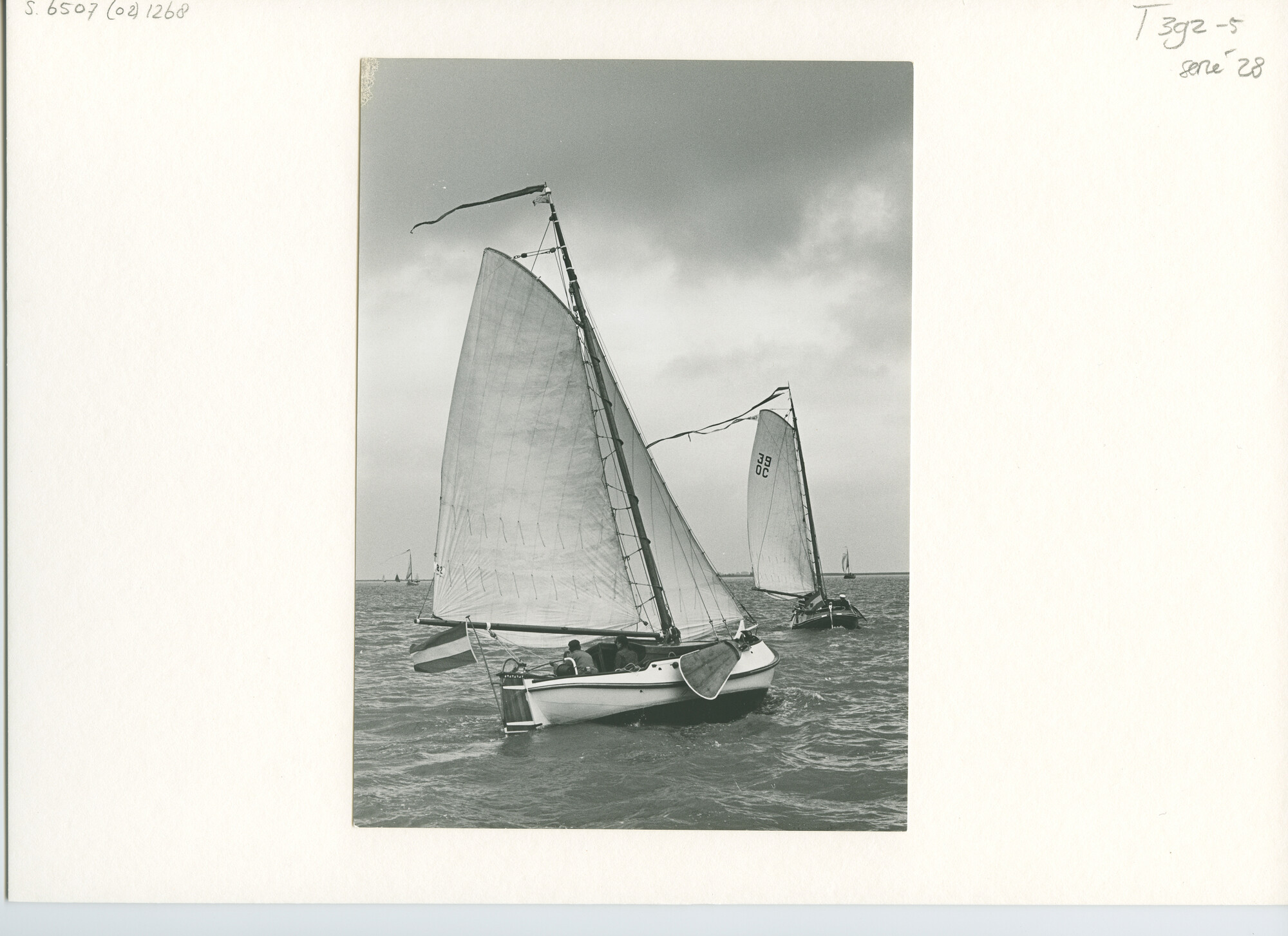 S.6507(02)1268.02; Zwart-wit foto van de reünie van ronde en platbodemjachten te Monnickendam; foto