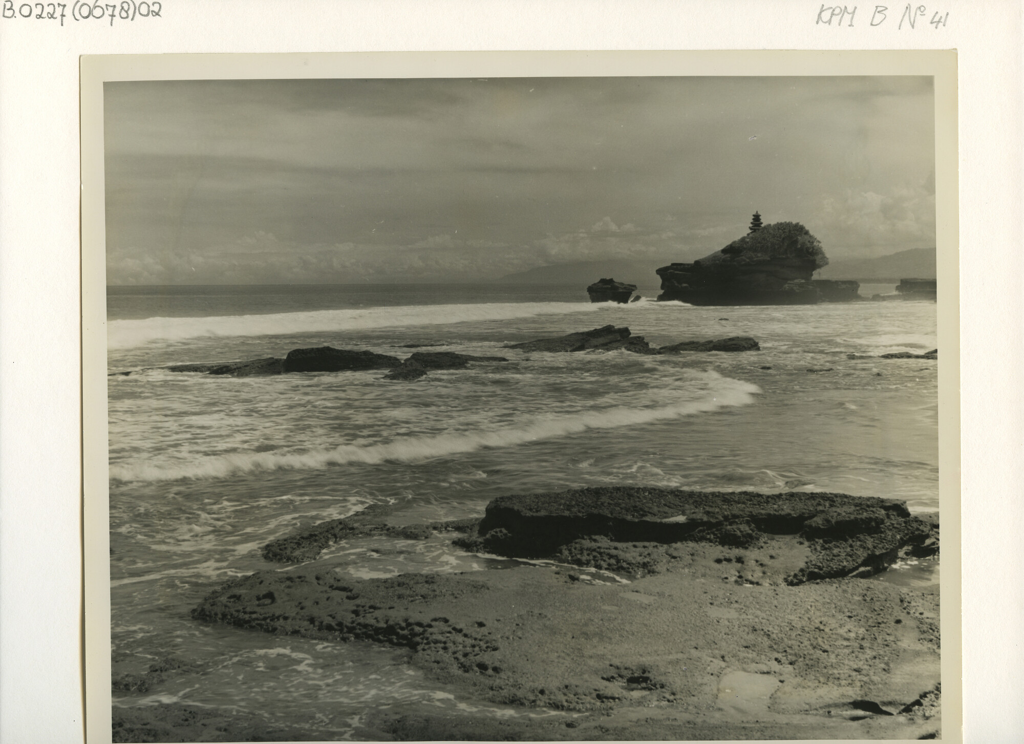 B.0227(0678)02; Gezicht op de kust; Strand met rotsen bij Sanoer (Zuid-oost Bali); foto