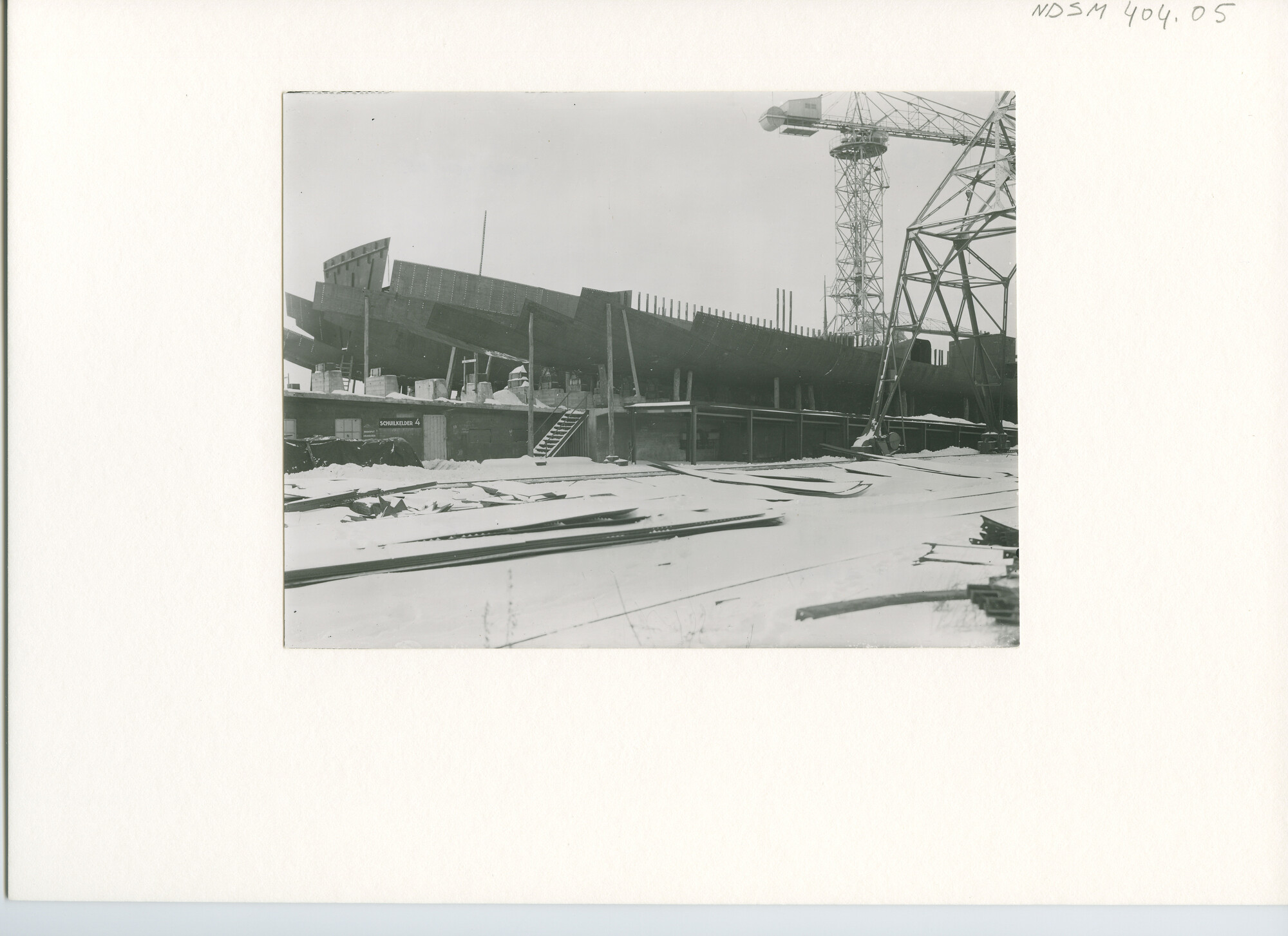 S.5444(1712); Foto van het vracht-passagiersschip ms. Kaloekoe in aanbouw bij de NDSM; foto