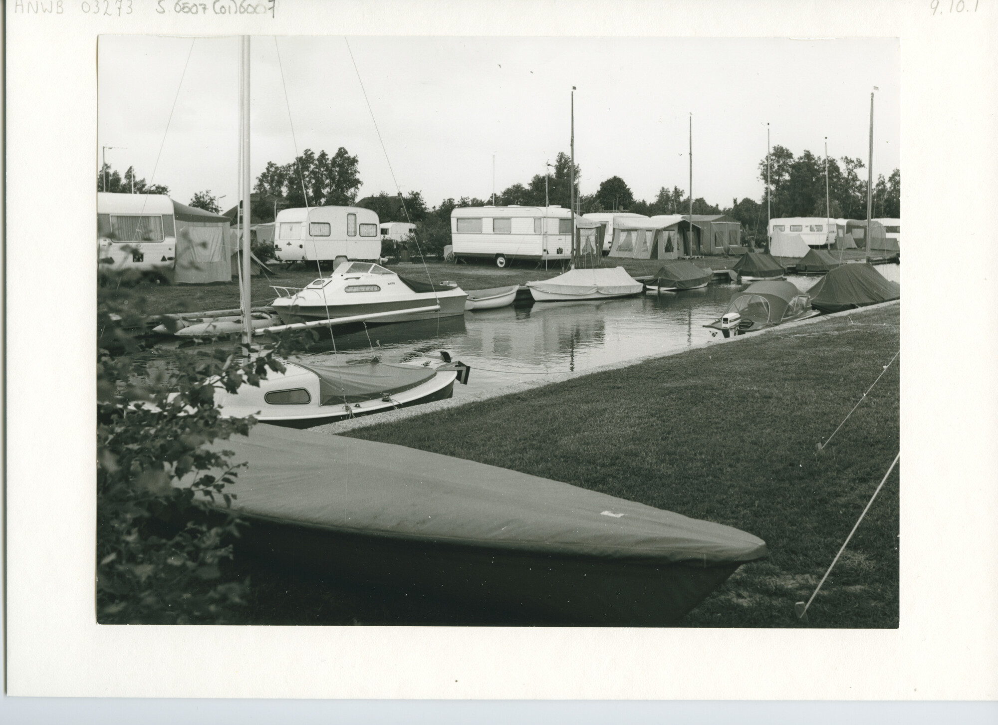 S.6507(01)6007; Foto van boten bij camping; foto