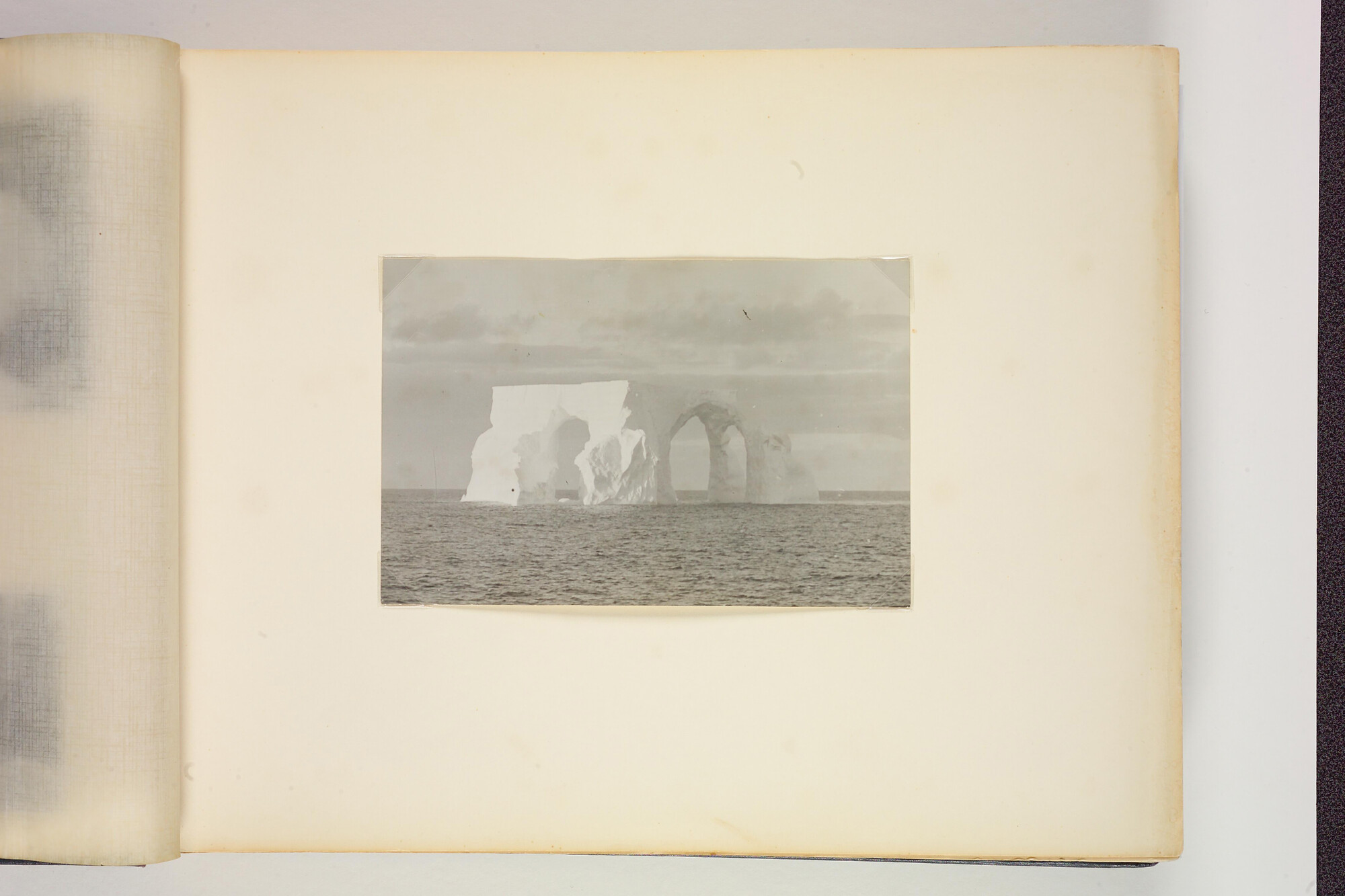 1990.0579; Tweede album met foto's van het walvismoederschip ms. Willem Barendsz (I); fotoalbum
