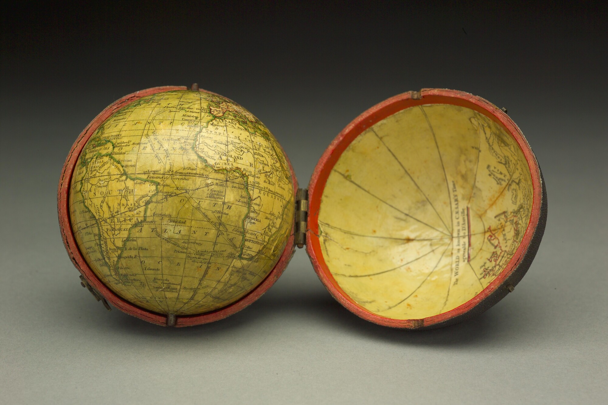 A.0145(025)11; Aardglobe in zakformaat van 7,75 cm. in doorsnede in foedraal, door John en William Cary, Londen, 1791; globe