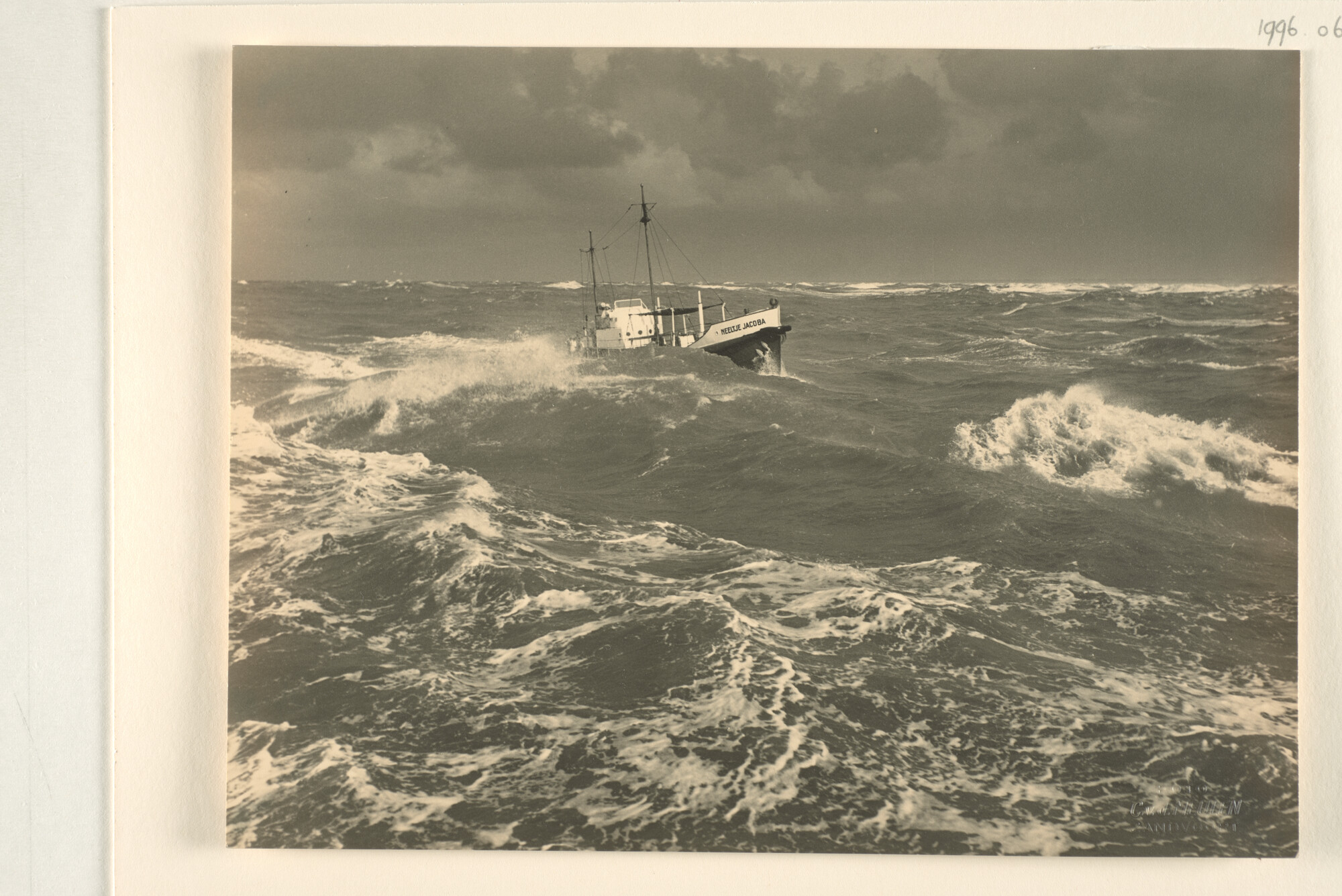 1996.0665; De motorreddingboot 'Neeltje Jacoba' van de KNZHRM op volle zee; foto
