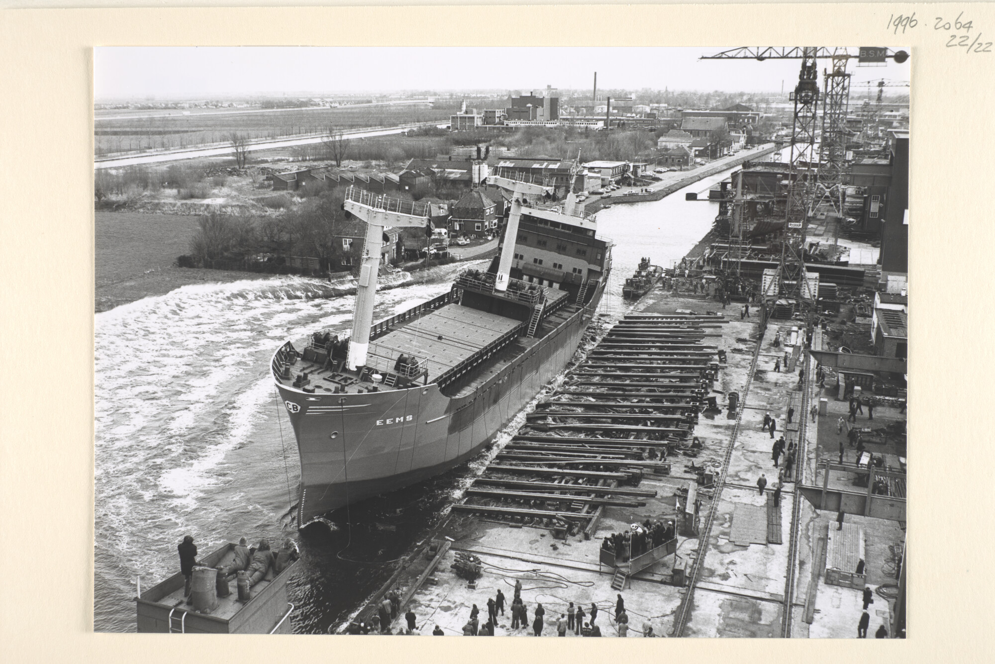 1996.2064; Foto's van de tewaterlating van de coaster ms. 'Eems' van C. Bos te Schiedam; fotoreportage