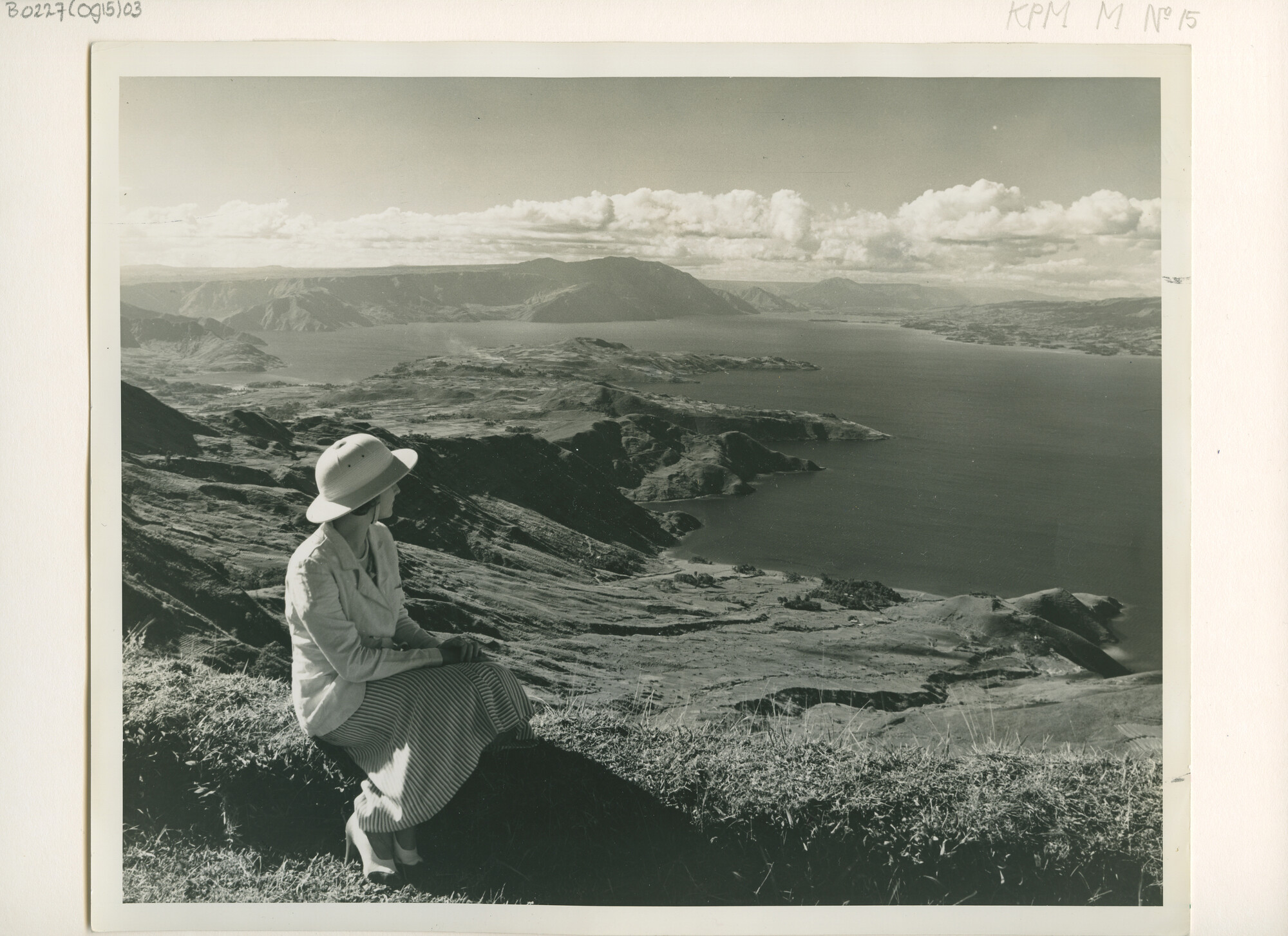 B.0227(0915)03; Landschapsfoto: uitzicht over het Toba Meer vanaf Hoeta Gindjang (Sumatra); foto