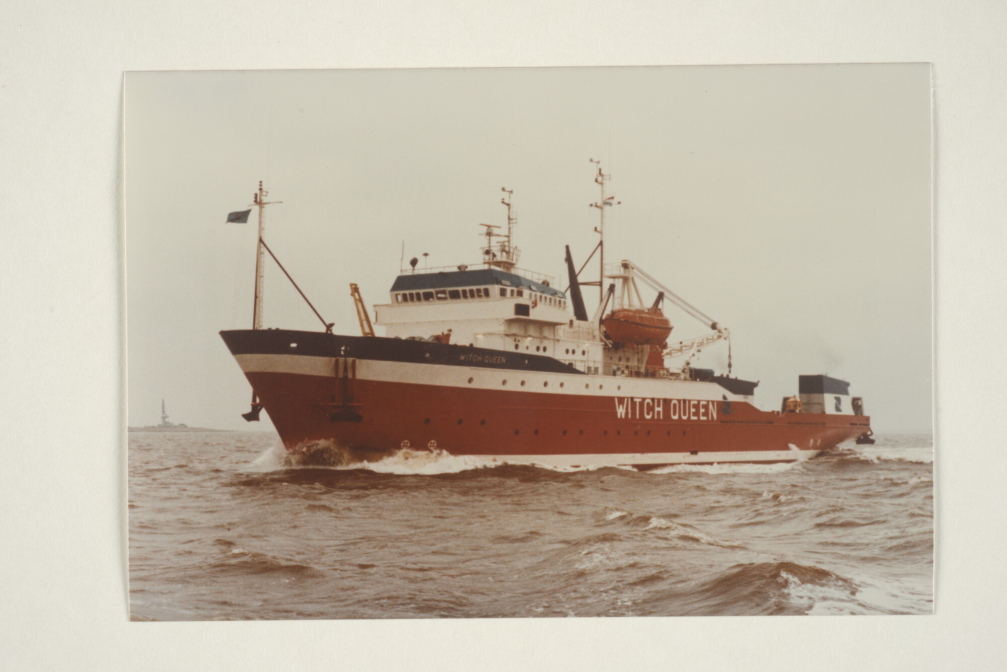 1997.4625; Kleurenfoto van het Britse duikvaartuig ms. 'Witch Queen' van Scan-Dive te Aberdeen/ Stavanger (Spiteri Ltd [...]; foto