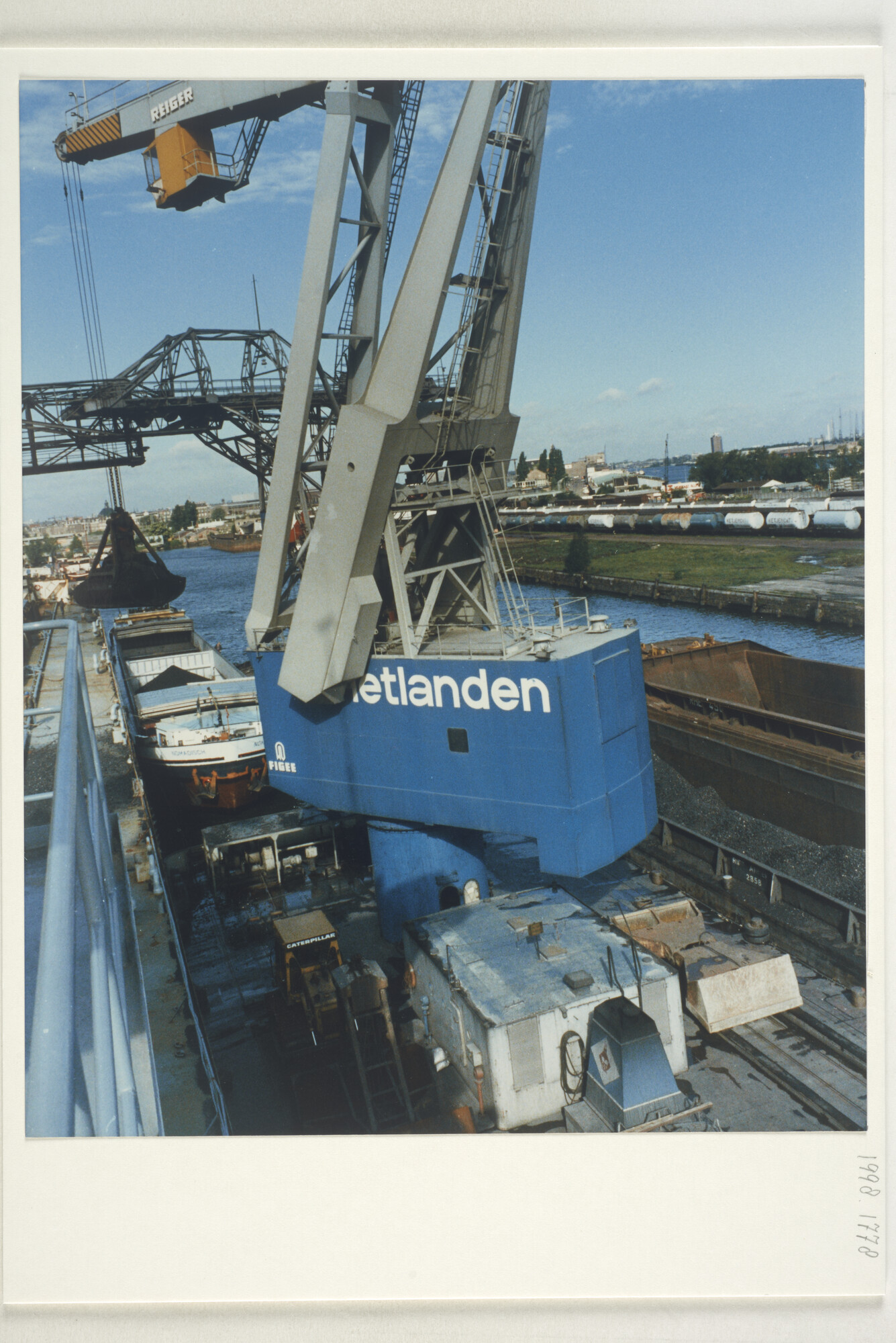 1998.1778; Kleurenfoto's van goederenoverslag in de haven van Amsterdam; fotoreportage