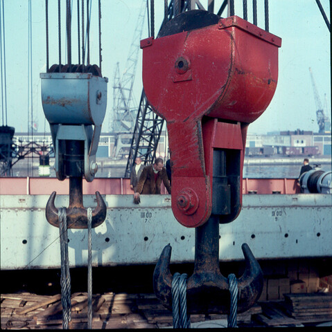 S.9100(0332); Twee takels van drijvende bok boven ruim van ms. 'Nabob' in Coenhaven; diapositief