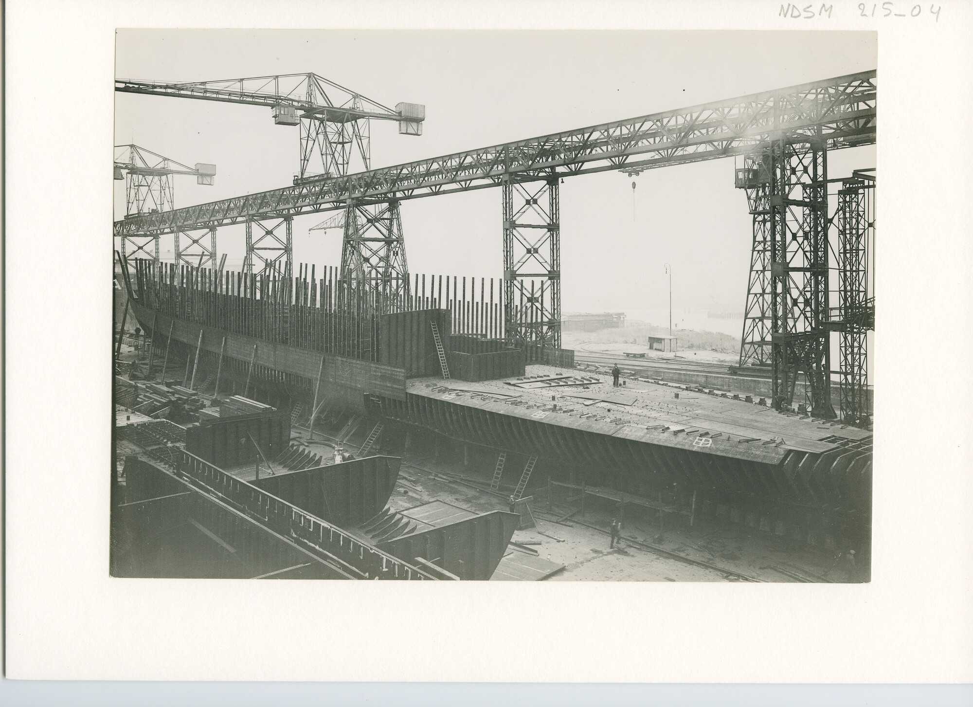 S.5444(0923); Foto van het Noorse vrachtschip ms. Berganger in aanbouw bij de NSM; foto