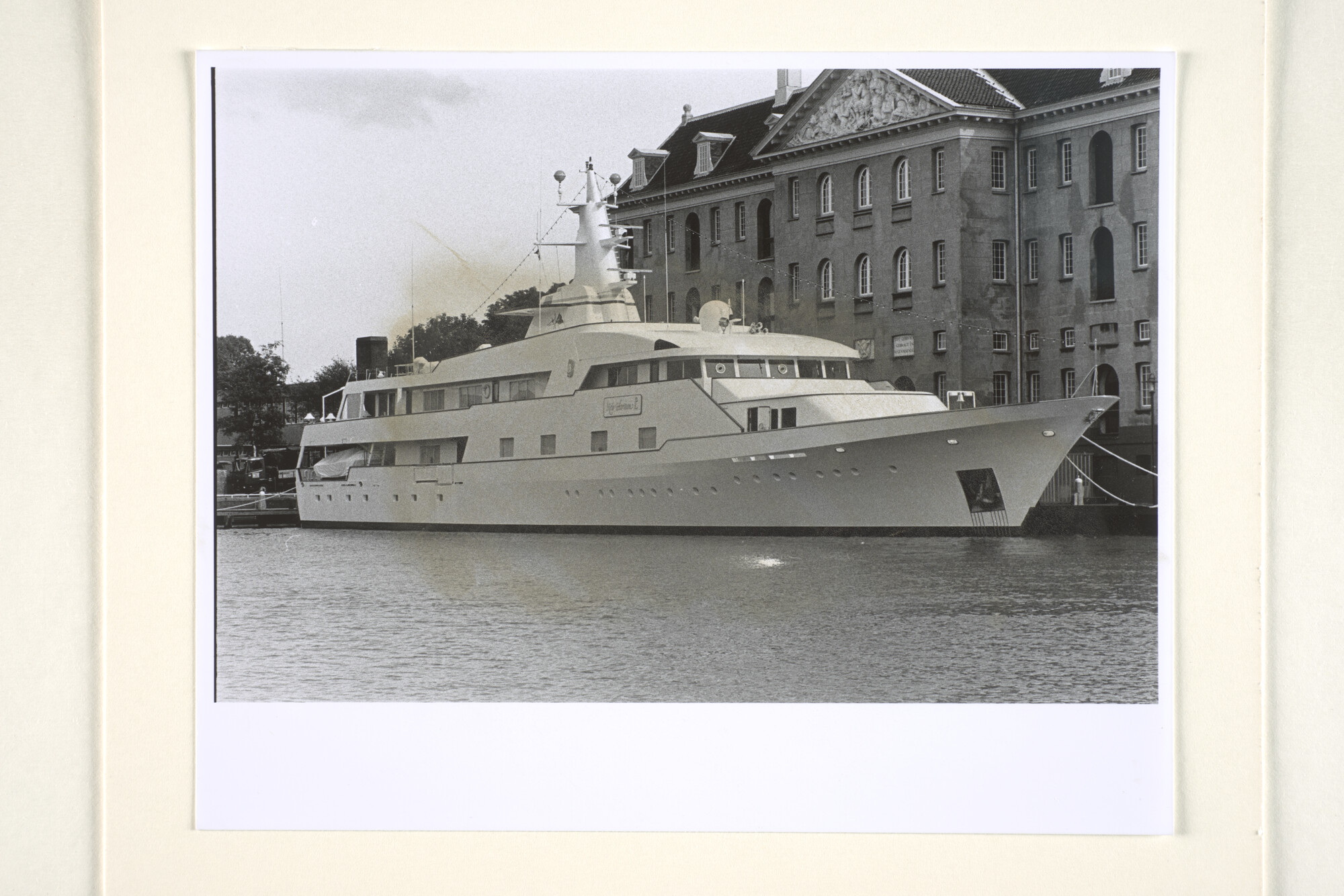 1995.6373; Het motorjacht 'New Horizon' van miljonair Bram van Leeuwen (alias de Prince de Lignac) ligt afgemeerd aan de steiger van het Nederlands Scheepvaartmuseum [...]; foto