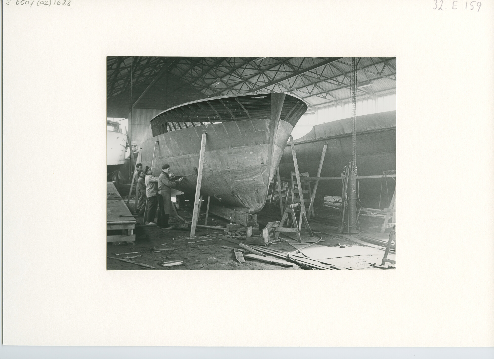 S.6507(02)1633.01; Zwart-wit foto van twee stalen motorkruisers, afm.: 16,00 x 4,10 x 0,85 meter in [...]; foto