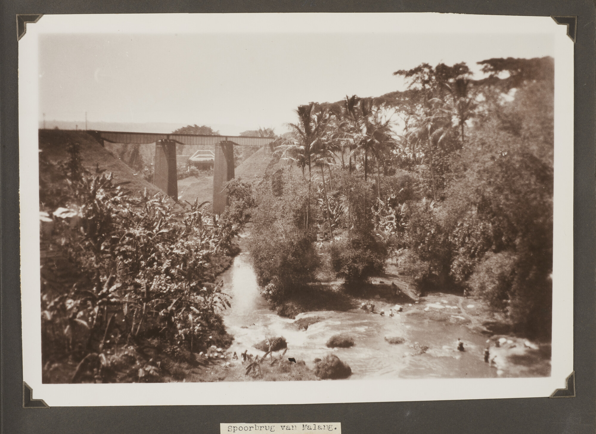 2019.0973; Fotoalbum van luitenant-ter-zee 2e klasse bij de Dienst der Conservatie Bouwen Huisman (1912-2001); fotoalbum