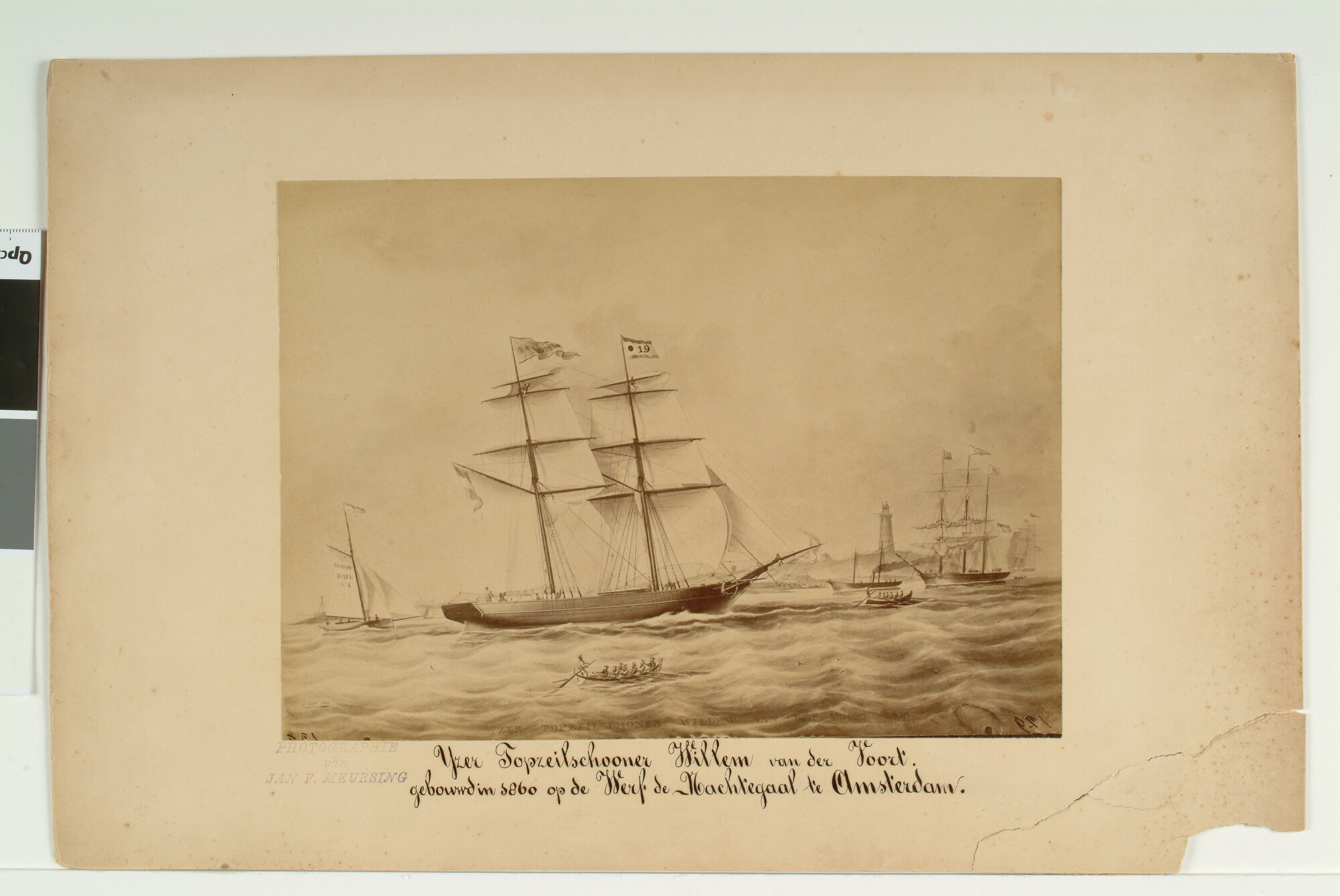S.1156(06)373; Foto van een tekening door J. Spin van de topzeilschoener 'Willem van der Voort' zeilende nabij de vuurtoren van Den Helder; foto