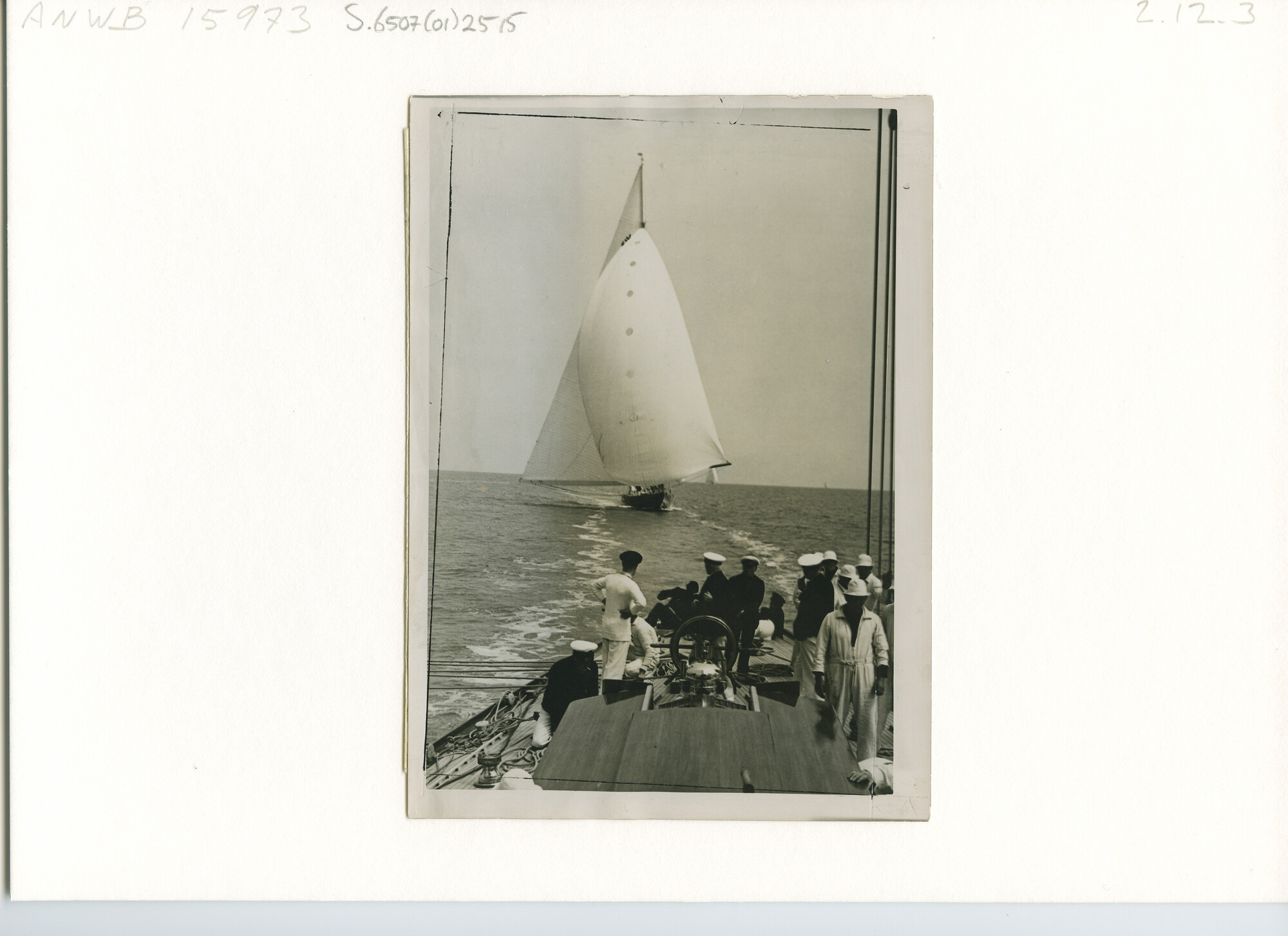S.6507(01)2515; Het J-klasse (25-meter klasse) jacht Endeavour I zeilt voor de wind en volgt het J-klasse jacht Velsheda; foto