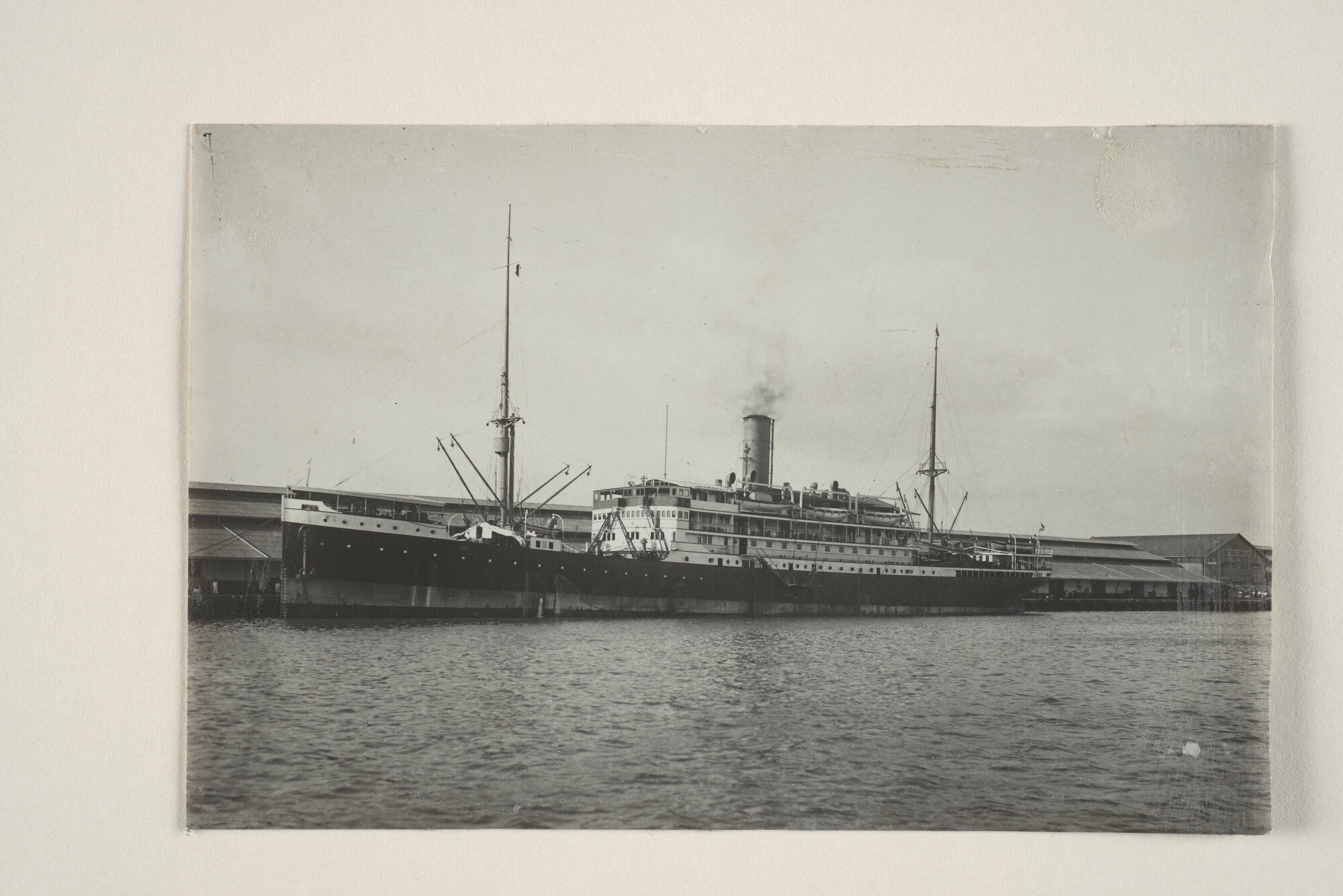 1994.1790; Het ss. 'Tasman' van de KPM vertrekt uit (vermoedelijk) Tandjong Priok; foto