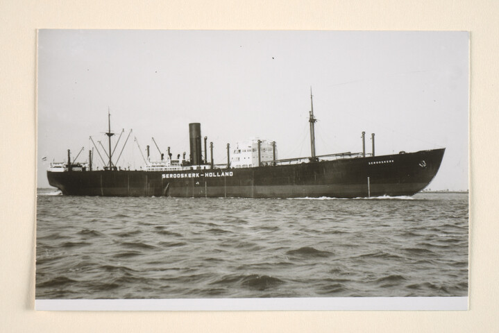 1995.5639; Het vrachtschip ss. 'Serooskerk' van de VNS; foto
