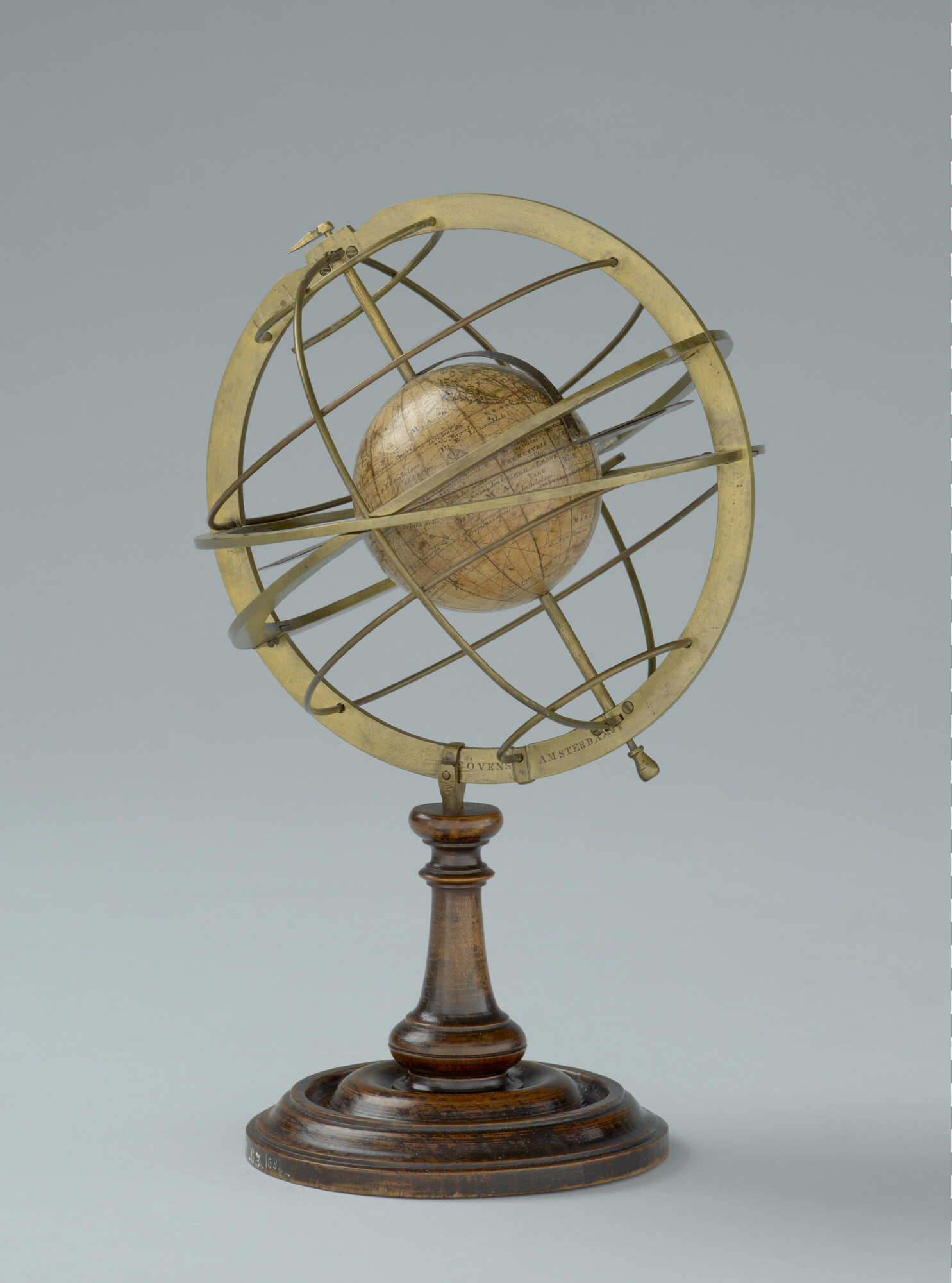 B.0024(01); Navisphere (hemelglobe) van ca. 23 cm. in doorsnede ontworpen door H. de Magnac, in originele houten kist; navisphere