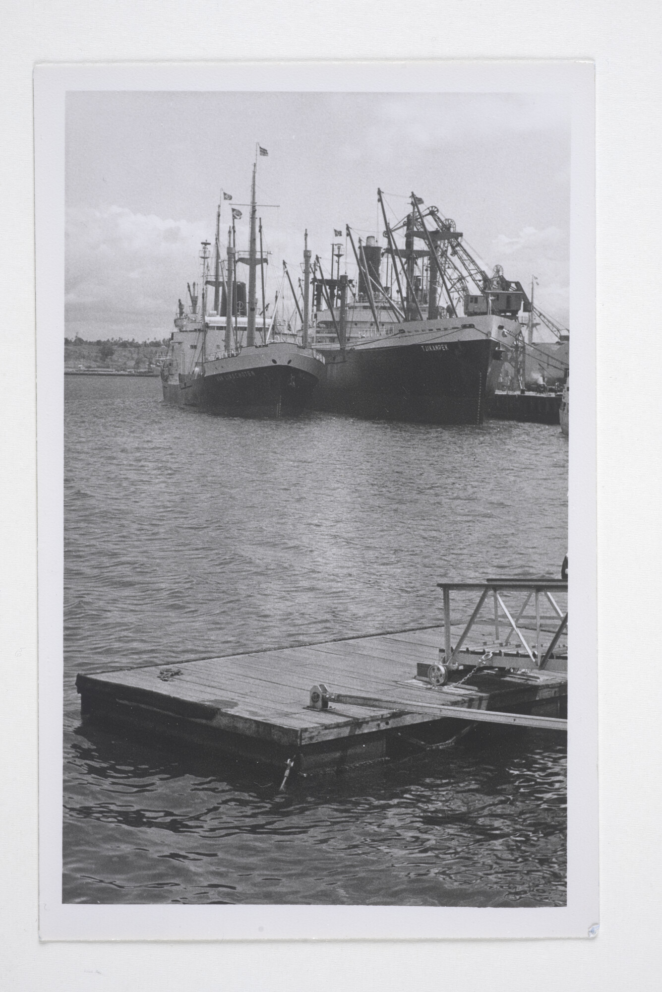 2014.0451; Zwart-wit foto van overpompen van olie van ms. Van Linschoten naar het ss. Tjikampek in Mombasa; foto