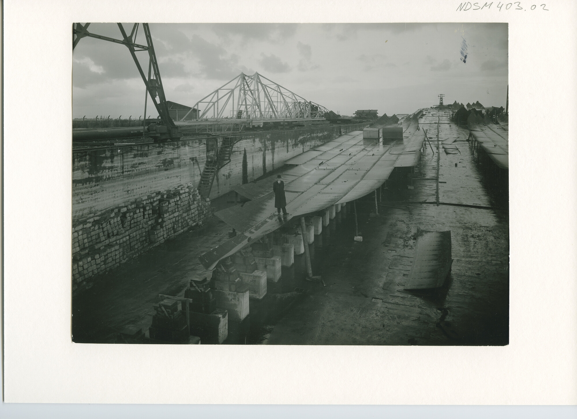 S.5444(1689); Foto van het vracht-passagiersschip ms. Kasimbar van de KPM; foto