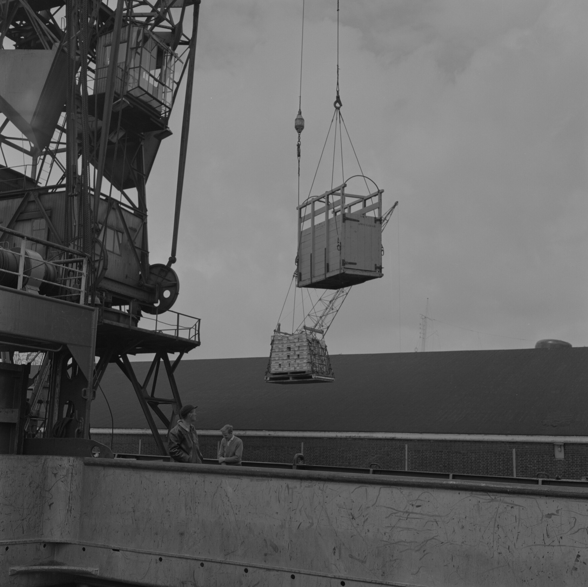 2015.1812; Negatief van een dierentransportkist die aan boord van ms. Neder Weser getakeld wordt; negatief