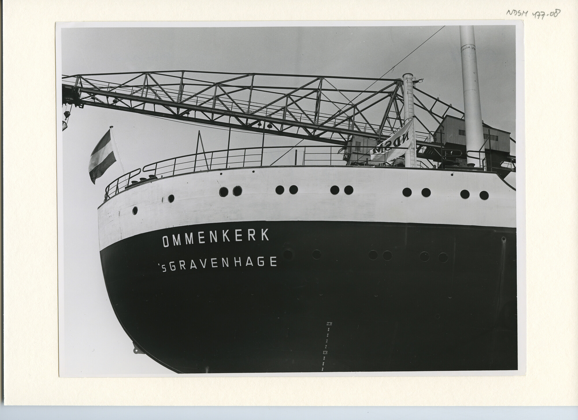 S.5444(2742)2; Foto van de tewaterlating van het vrachtschip ms. Ommenkerk; foto