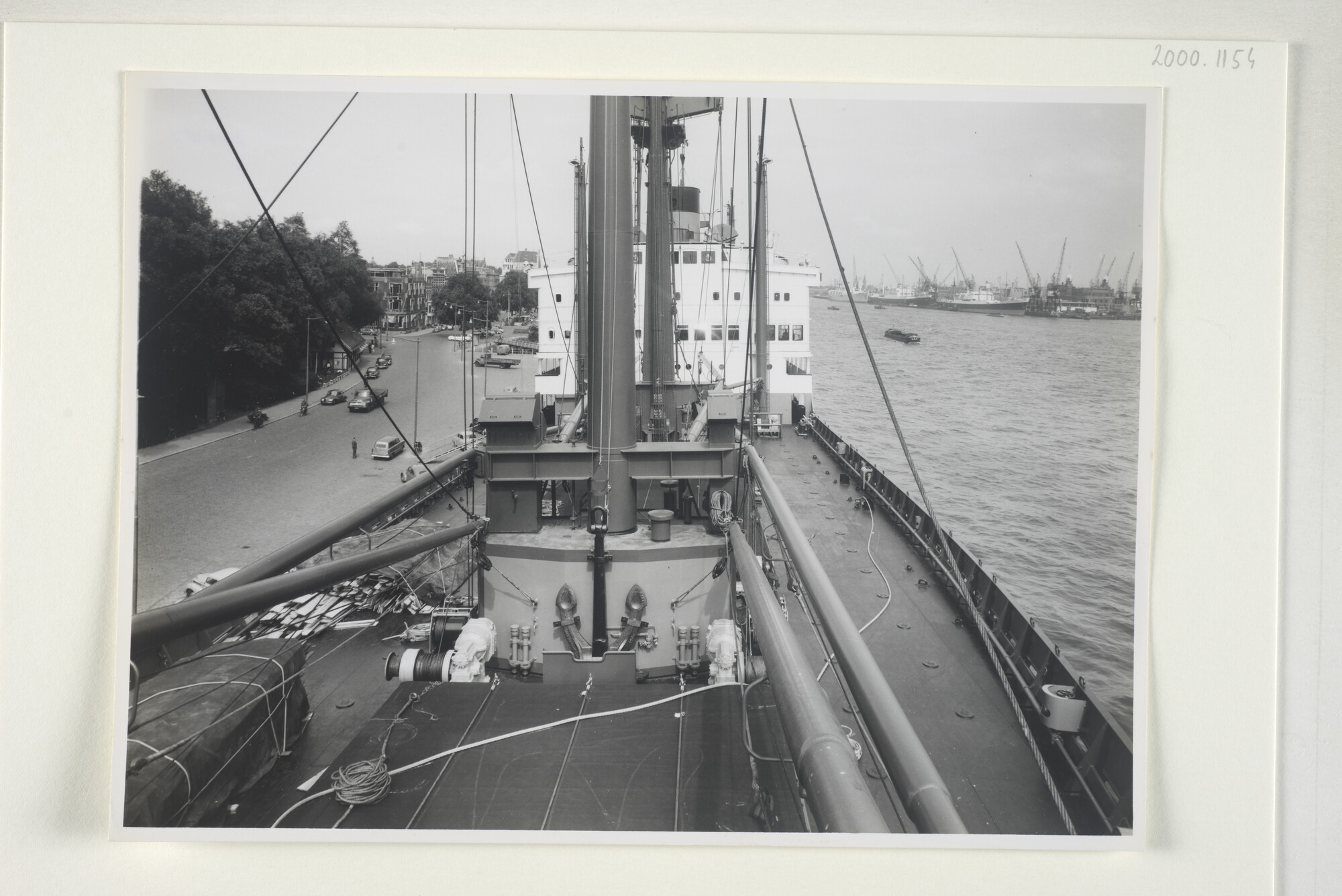 2000.1154; Foto's van dek en laadbomen aan boord van het vrachtschip ms. 'Batang' van de SMN, gebouwd in 1956 bij de werf van P. Smit Jr; fotoreportage