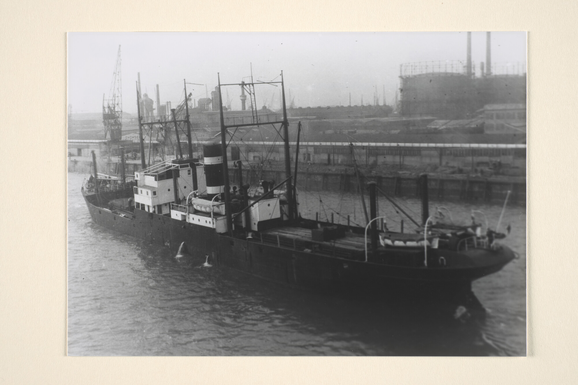 1995.6628; Het vrachtschip ss. Calypso van de KNSM vertrekt uit de Lekhaven te Rotterdam naar zee; foto