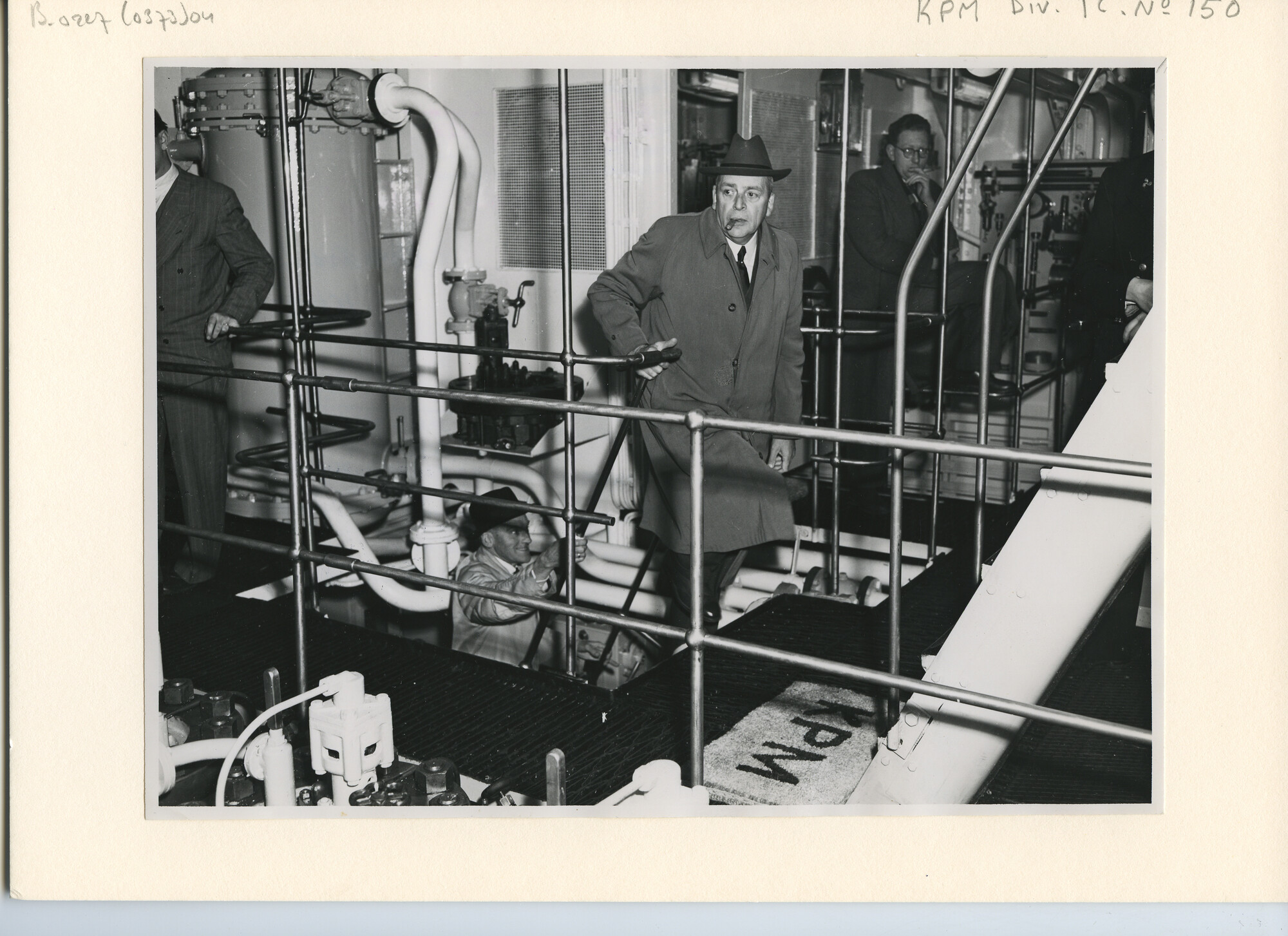 B.0227(0373)04; Foto van de overdracht van ms. Sabang door C. van der Giessen & Zonen; foto