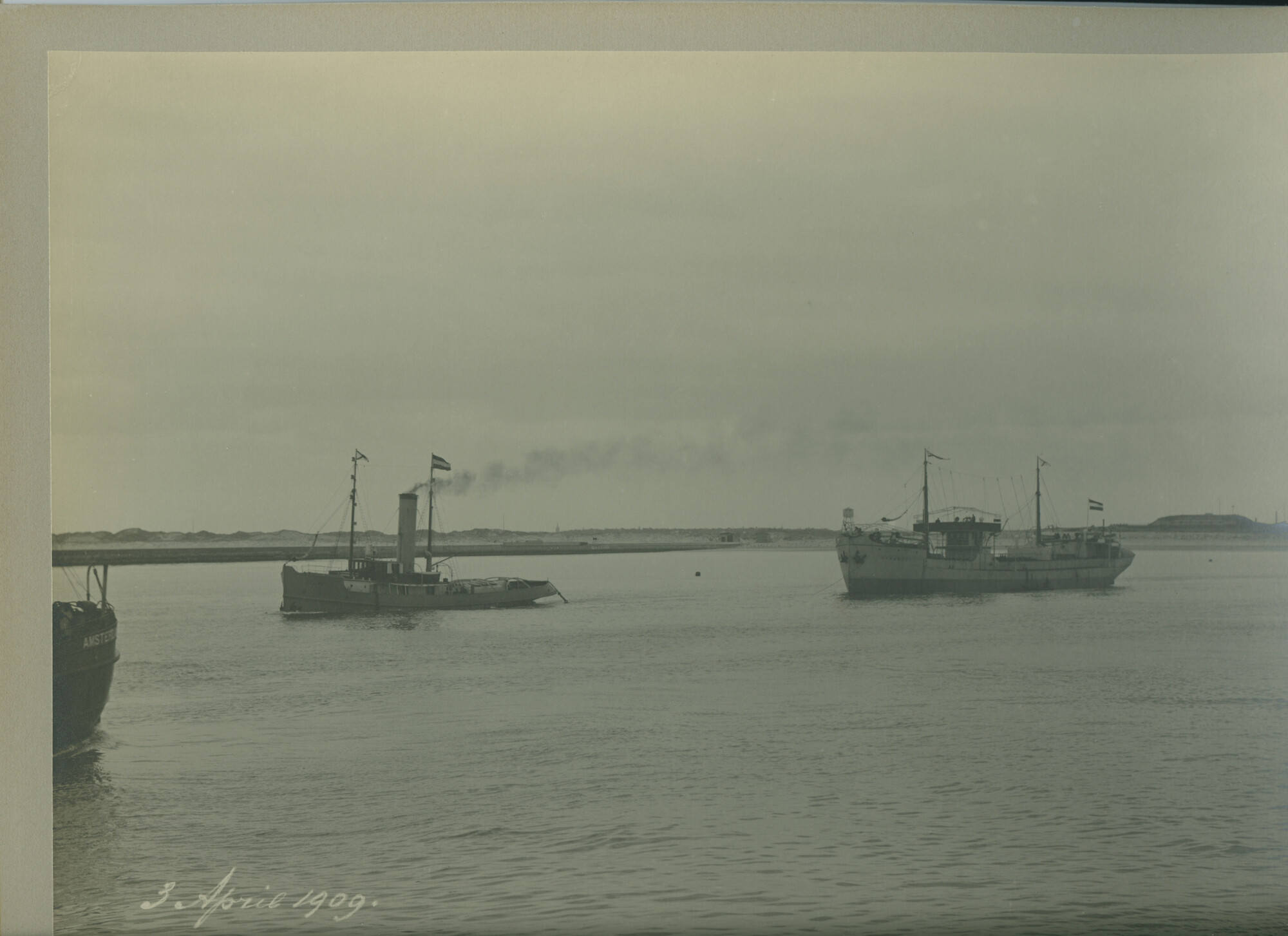 S.5444(0248)1; Foto van de zeegaande tanklichter ss. Utrecht; foto