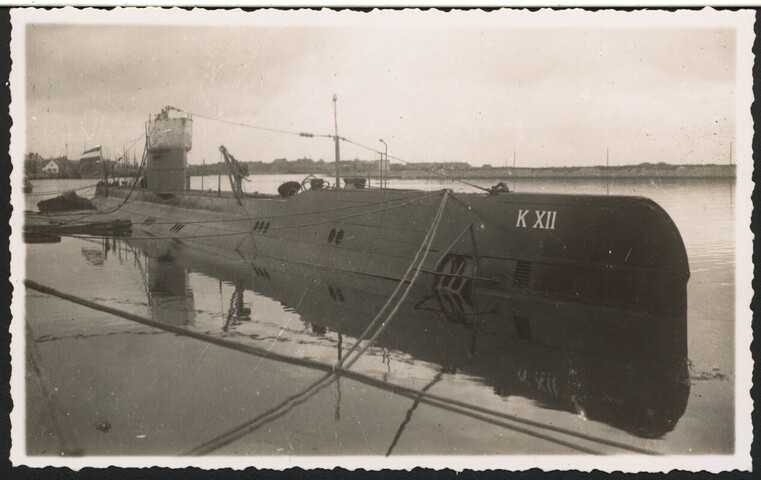 A.2867(01)020; De onderzeeboot Hr.Ms. 'K XII' ligt afgemeerd te Den Helder; prentbriefkaart