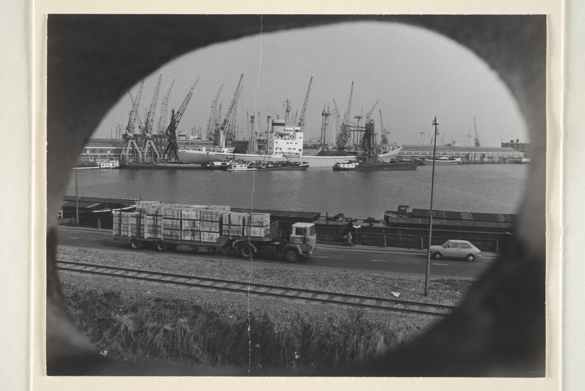 1995.5479; Het vrachtschip ms. 'Gooiland' van de Koninklijke Hollandsche Lloyd (vermoedelijk) gezien in de haven van Amsterdam; foto