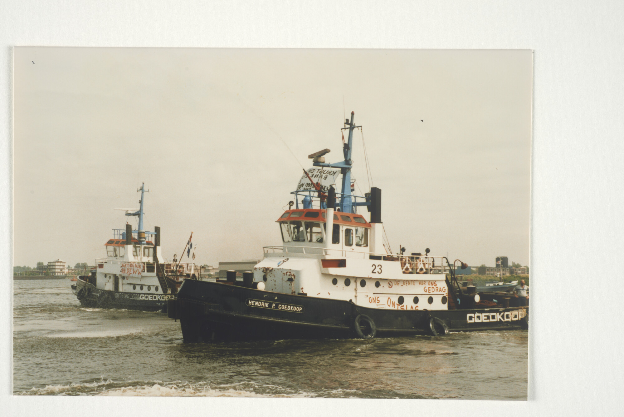 2001.1685; Met de NIB in de WW. Bezetting en demonstratie door het personeel van [...]; fotoreportage