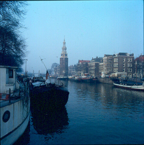 S.9100(4345); Dia van Montelbaanstoren, stadsgezicht in Amsterdam Oude Schans; diapositief