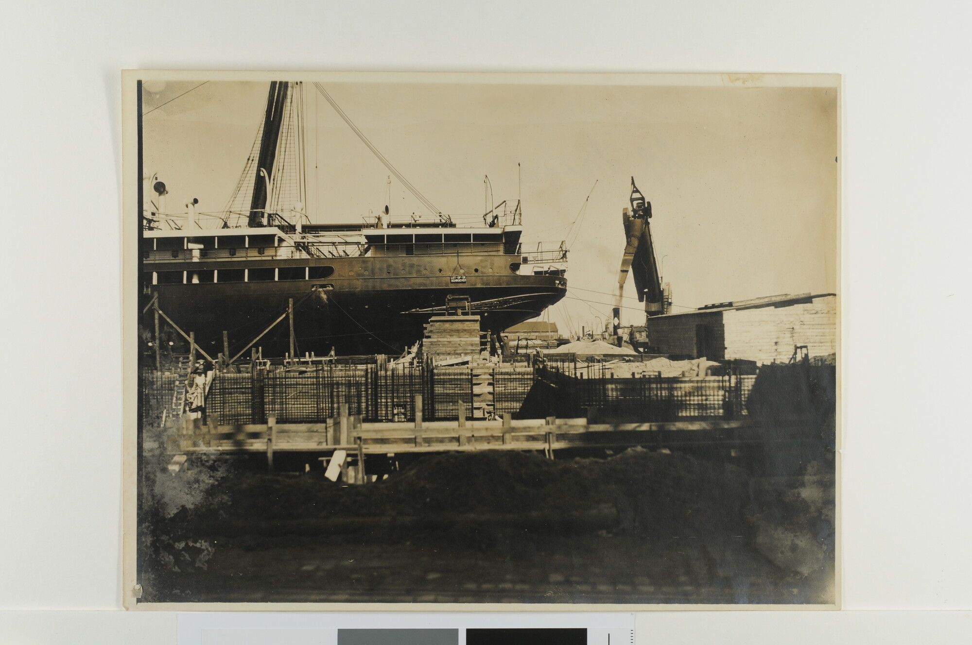 S.6483(4060)01; Foto's van het storten van grind op de bouwplaats voor één van de in aanbouw zijnde gebouwen van de Koninklijke Hollandsche Lloyd aan de Oostelijke Handelskade in Amsterdam; fotoreportage